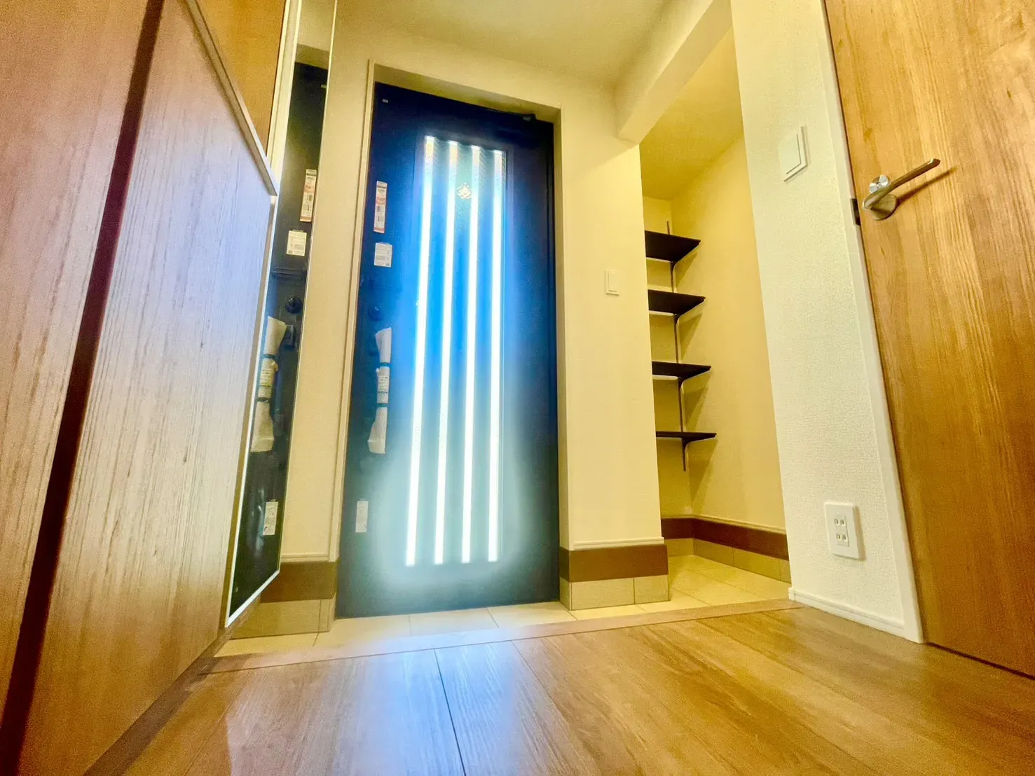 1号棟「収納棚付きの玄関スペース」