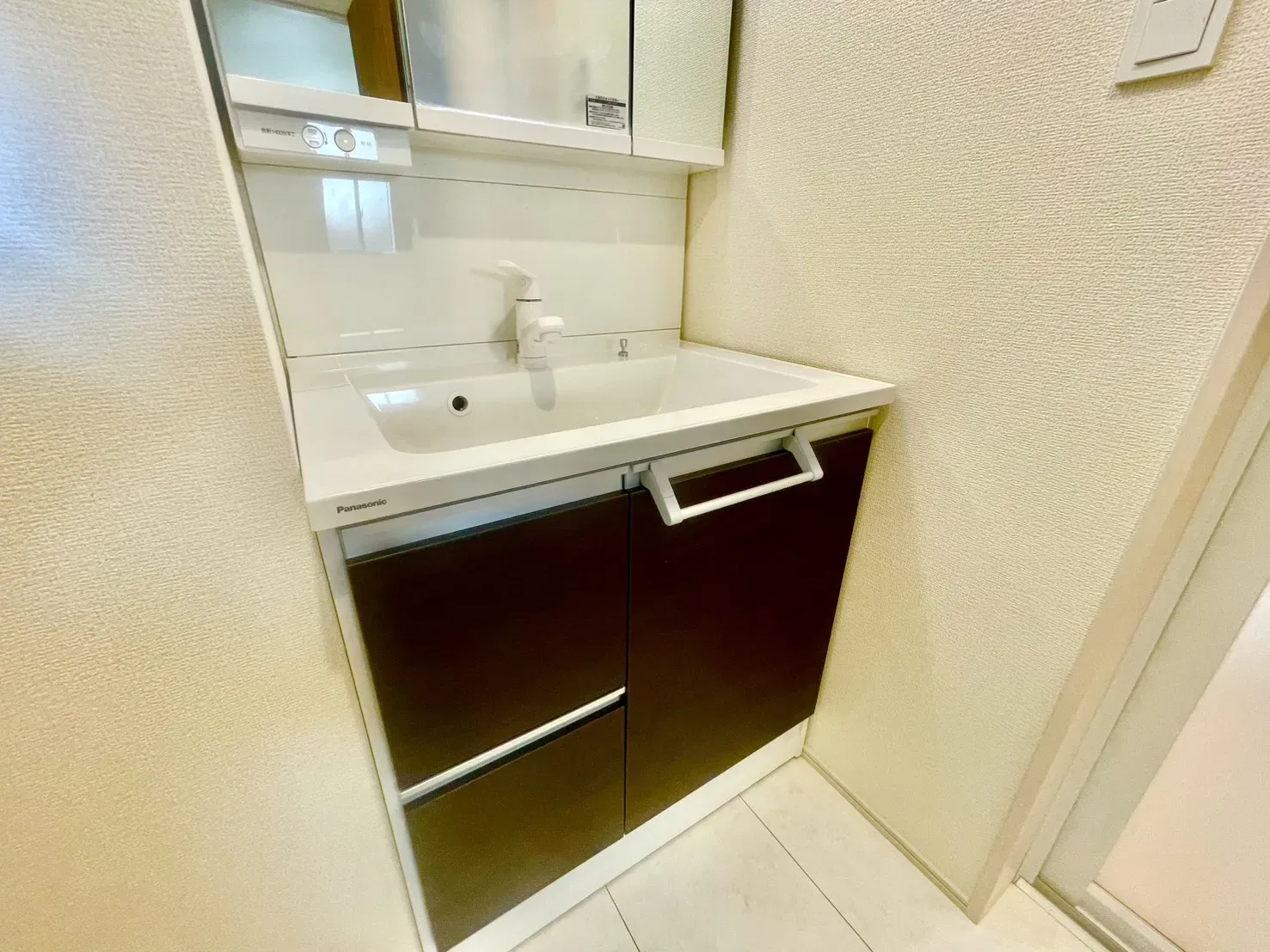 1号棟「三面鏡付き洗面化粧台」