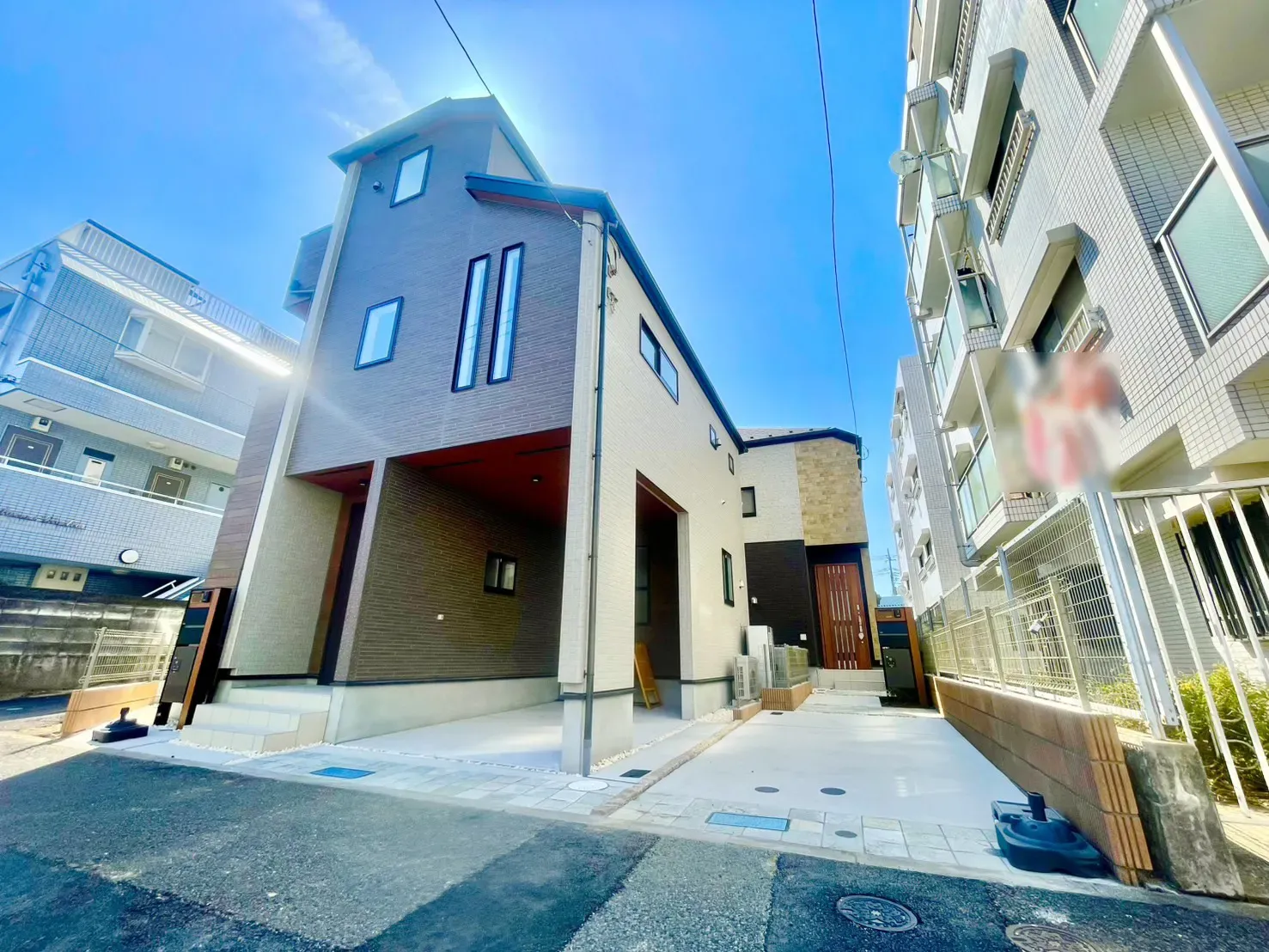 「青空に映える洗練のファサード」