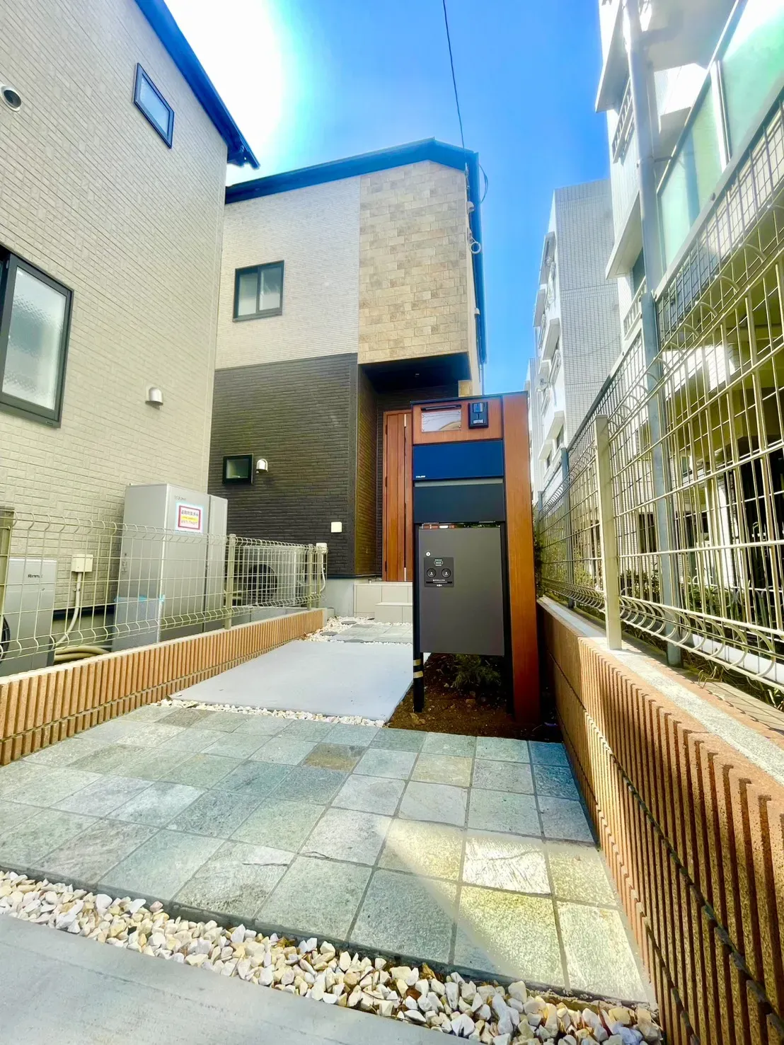 2号棟「上質感ある玄関アプローチ」