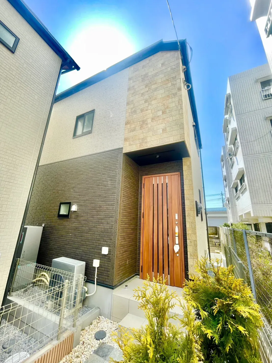 2号棟「温かみと重厚感のある玄関」