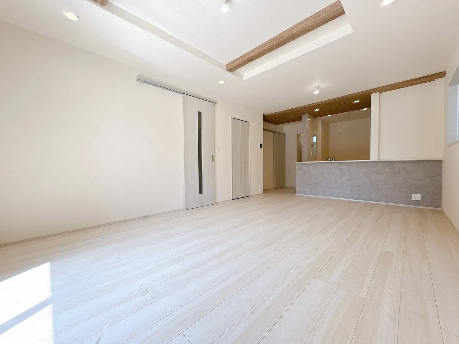 【1号棟LDK(18.12帖)】アクセントクロス&折上天井を施した開放感のあるLDK。心地よい空間で、ゆったりと家族団欒のひとときをお過ごしいただけます。