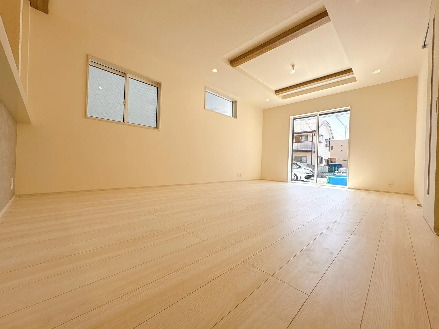 【1号棟LDK(18.12帖)】陽当たり良好な明るく開放感のあるLDK。16.00帖の広さを確保しているため、レイアウトの自由度が高く、大型家具も無理なく配置可能です。
