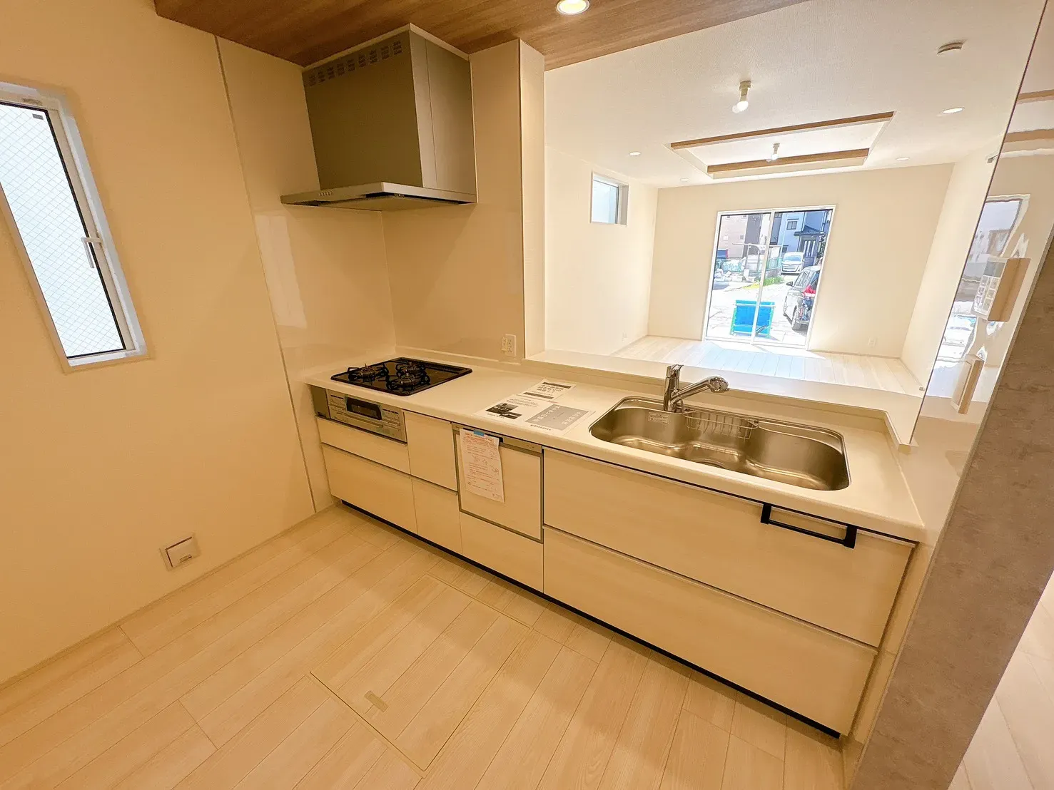 【1号棟キッチン】システムキッチンには、家事負担を軽減する食器洗乾燥機&グリル付き3口コンロを搭載しています。機能的な設備で家事負担を軽減◎
