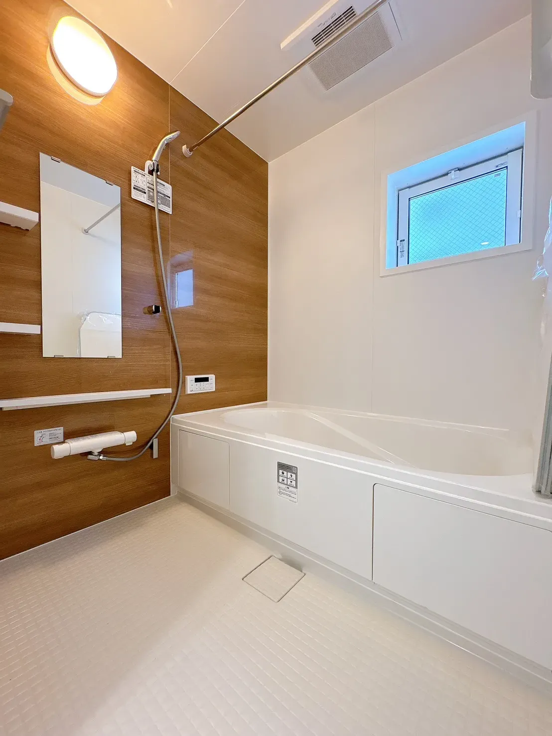 【1号棟浴室】雨の日や夜間の洗濯乾燥に便利な浴室換気乾燥機付きの浴室。ゆったりとした浴槽で、1日に疲れを癒していただける浴室です。洗濯物干しに便利な浴室換気乾燥機付き。