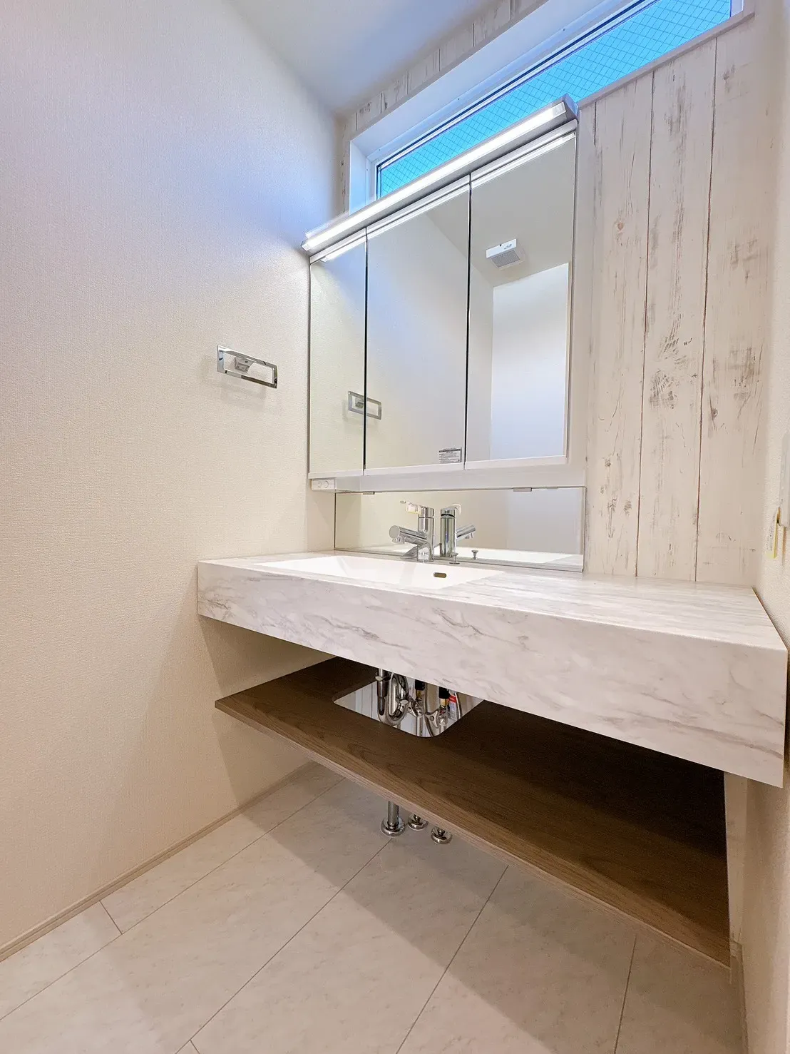 【1号棟脱衣所】オープンサニタリーirodori採用◎洗練されたデザイン+清潔感を保ちやすいフルフラットカウンター。洗面室は玄関からLDKへの動線上に配置しており、帰宅時の手洗いもスムーズに行えます。