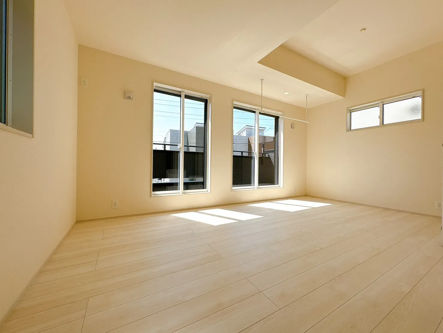 【1号棟洋室(10.62帖)】将来こども部屋として1部屋を2つの部屋にアレンジできるフレキシブルルーム※将来2部屋として利用の場合、間仕切壁工事は有償となります。