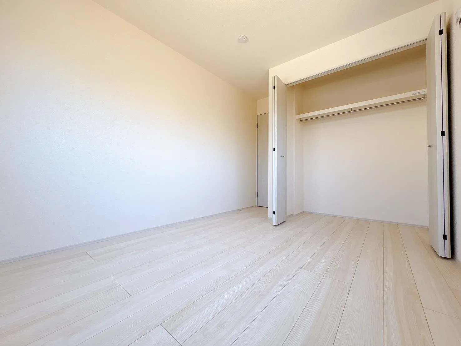 【洋室(5.25帖)】使い勝手の良いサイズのお部屋で、様々な用途でご利用可能◎扉付きのクローゼットが備わっており、身の回りの物をすっきり整理できます。