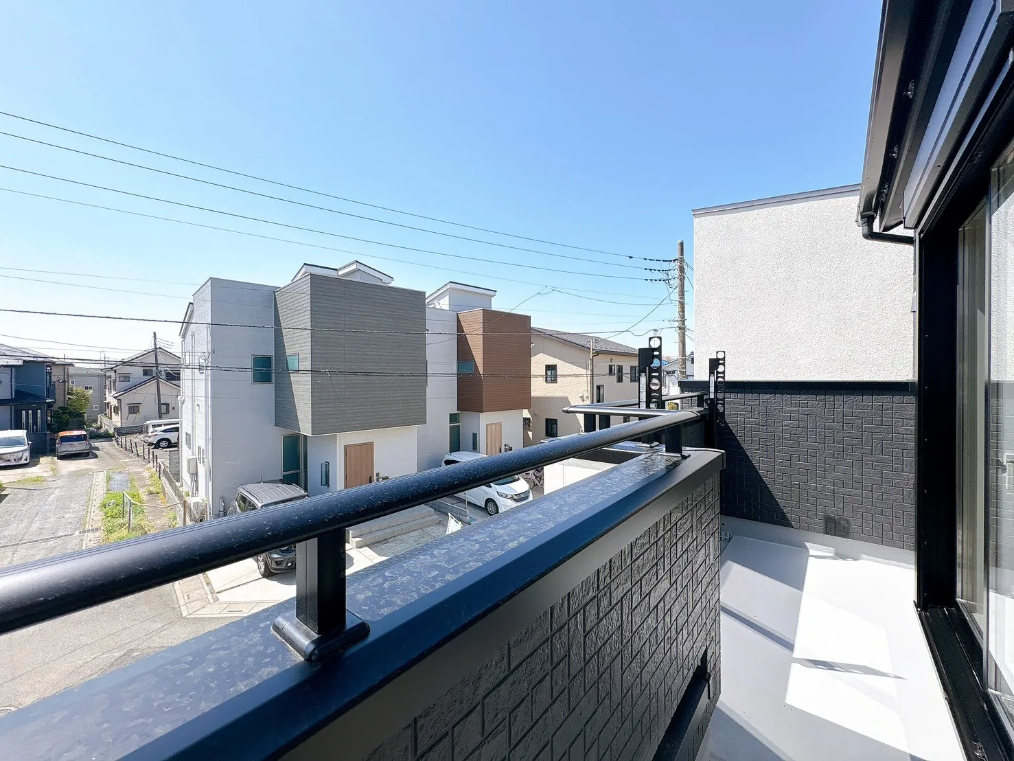 【1号棟バルコニー】2部屋の洋室から行き来可能な続きワイドバルコニー♪洗濯物やお布団もゆったり干せる広さを確保。家族の暮らしにゆとりを生む、機能性と快適性を兼ね備えた空間です。