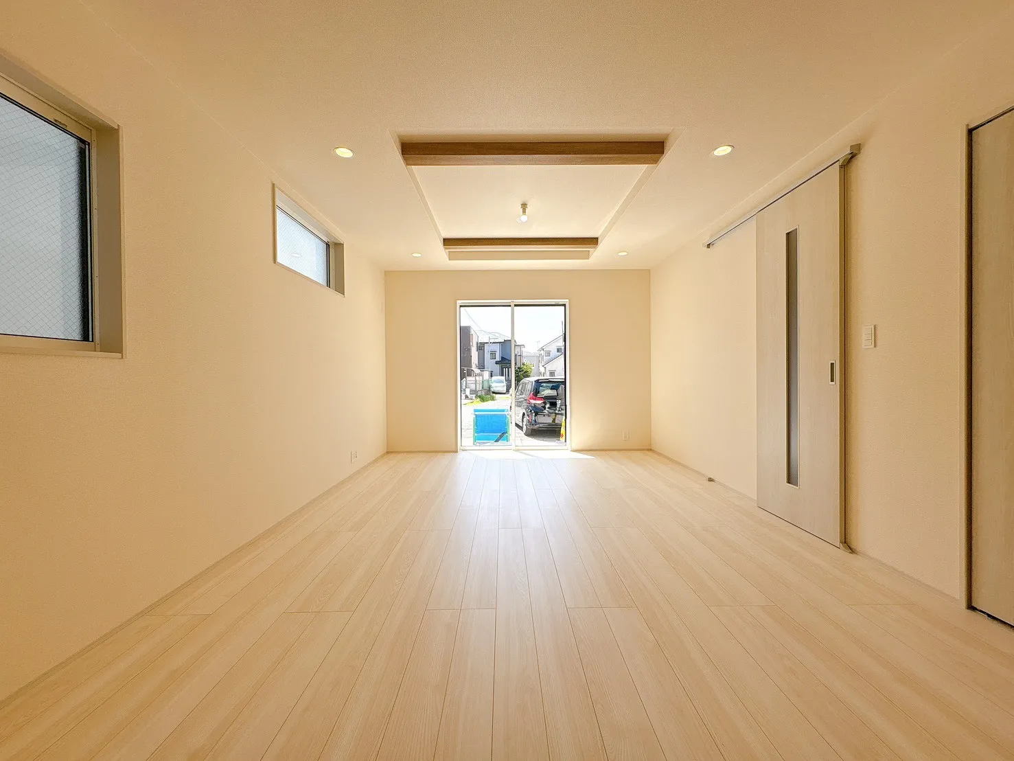 【1号棟折上天井】開放感を演出する折上天井。天井に立体感を持たせることで、空間に広がりと上質感をプラスしています