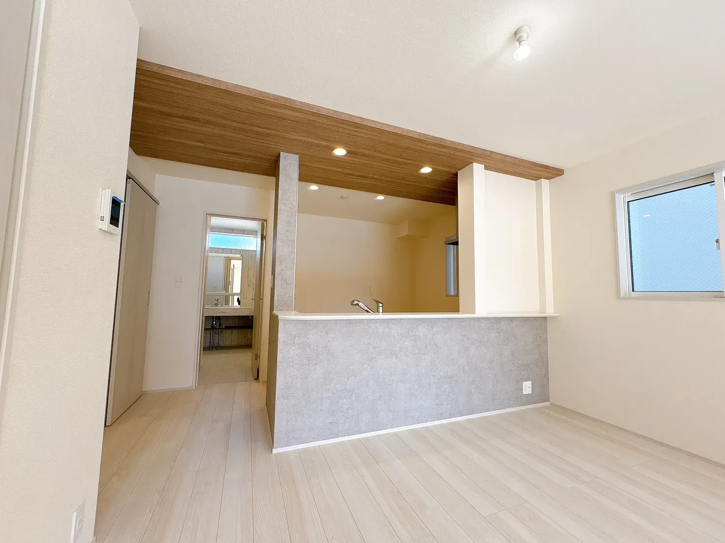 【1号棟キッチン前面】ポップアップ天井×アクセントクロスでメリハリのあるLDKに。立体感のあるデザインと、印象的なクロスが調和し、洗練された住空間を演出◎