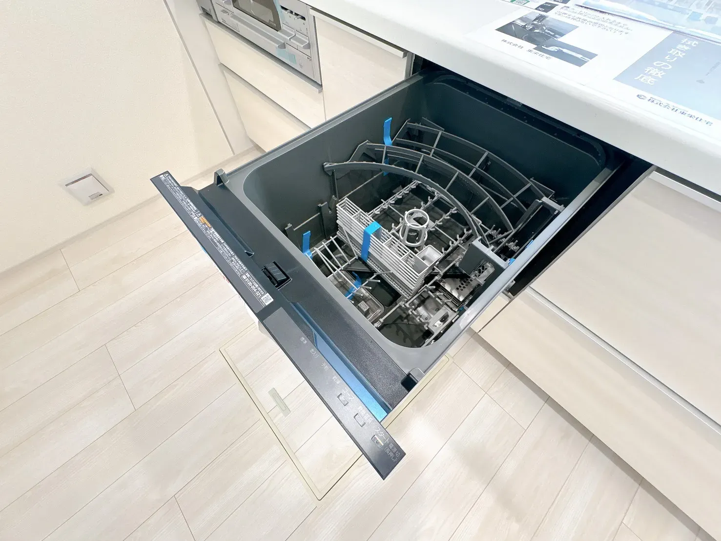 【1号棟食洗器】乾燥機能付き食洗器を標準装備◎洗浄から乾燥までワンタッチ!家事負担を軽減し、毎日の時間にゆとりを生み出します。