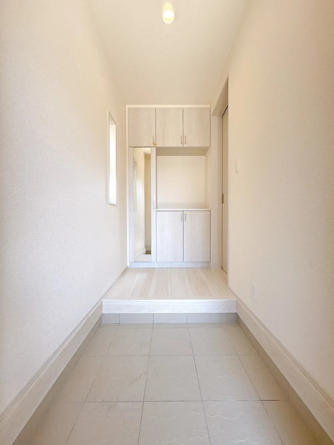 【1号棟玄関】ゆとりある広さの玄関です!シューズボックスは、姿見付きのため、外出前の身だしなみチェックが可能◎