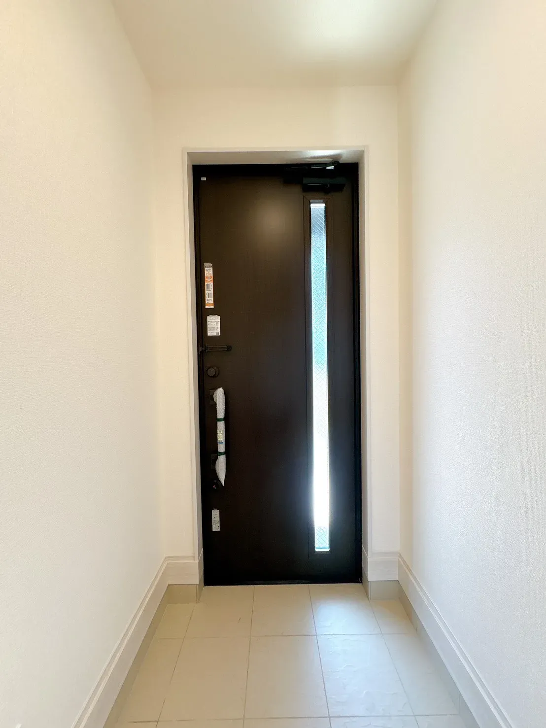 【1号棟玄関】らくらく施解錠のスマートキーです♪荷物で手がふさがっている日も、ストレスなく出入り可能です。