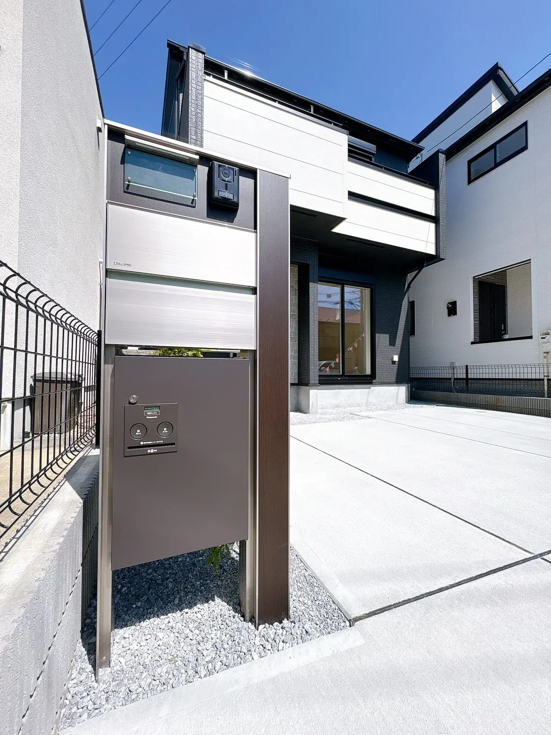 【1号棟玄関設備】テレビモニター付きインターフォンで来訪者を映像で確認できる安心設計。ポスト一体型の為に、外構回りもすっきとした印象です。