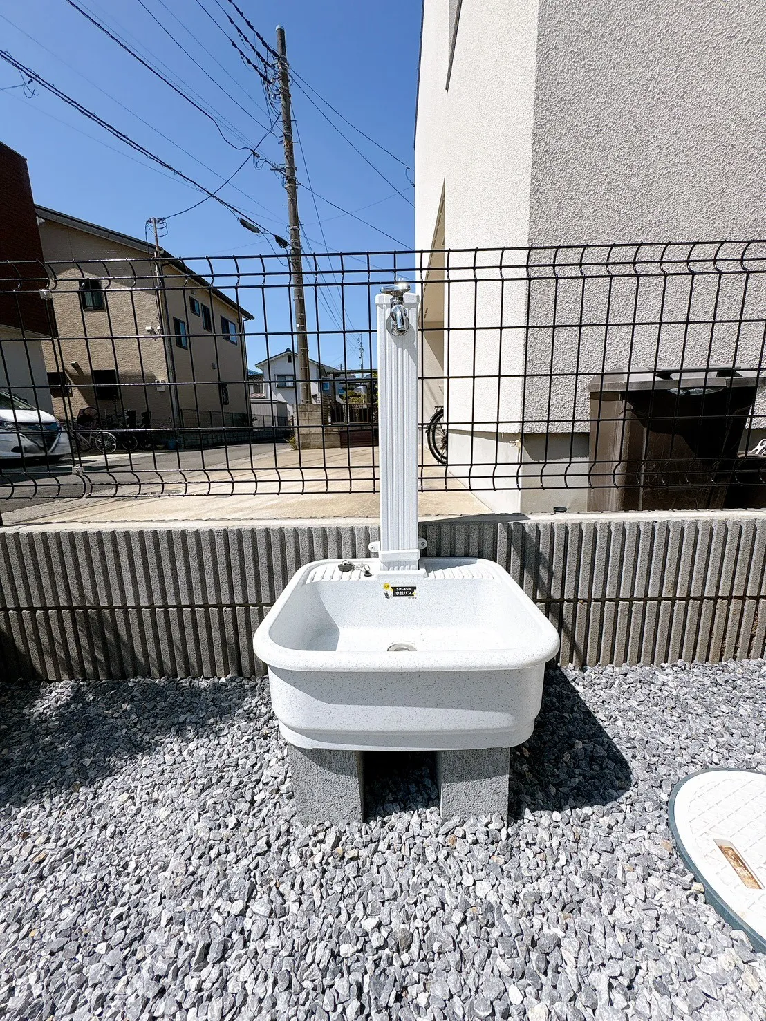 【1号棟外水栓】外まわりの清掃や植栽の水やりなど、日常使いに重宝する設備です。