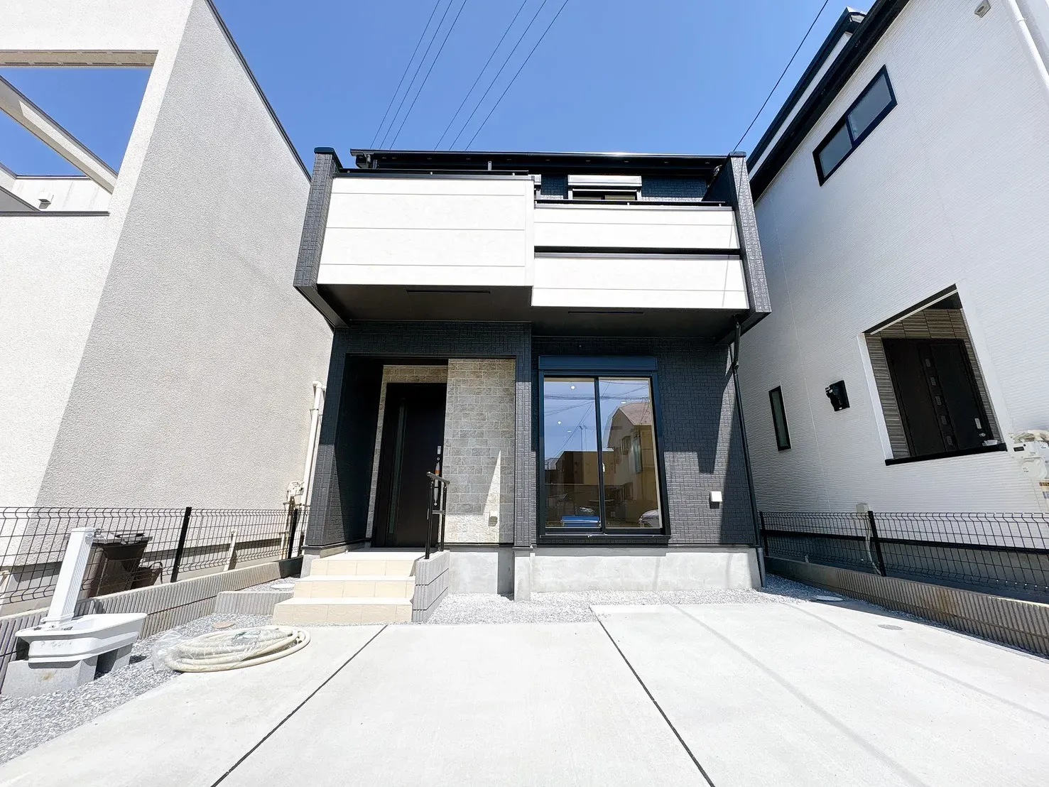 【外観写真】落ち着いた印象の外観デザインを採用。ワイドバルコニー・全居室収納付き「3(4)LDK・カースペース2台」のゆとりある間取りと充実の収納力。家族それぞれの空間を確保しながら、すっきり暮らせる住まいです。