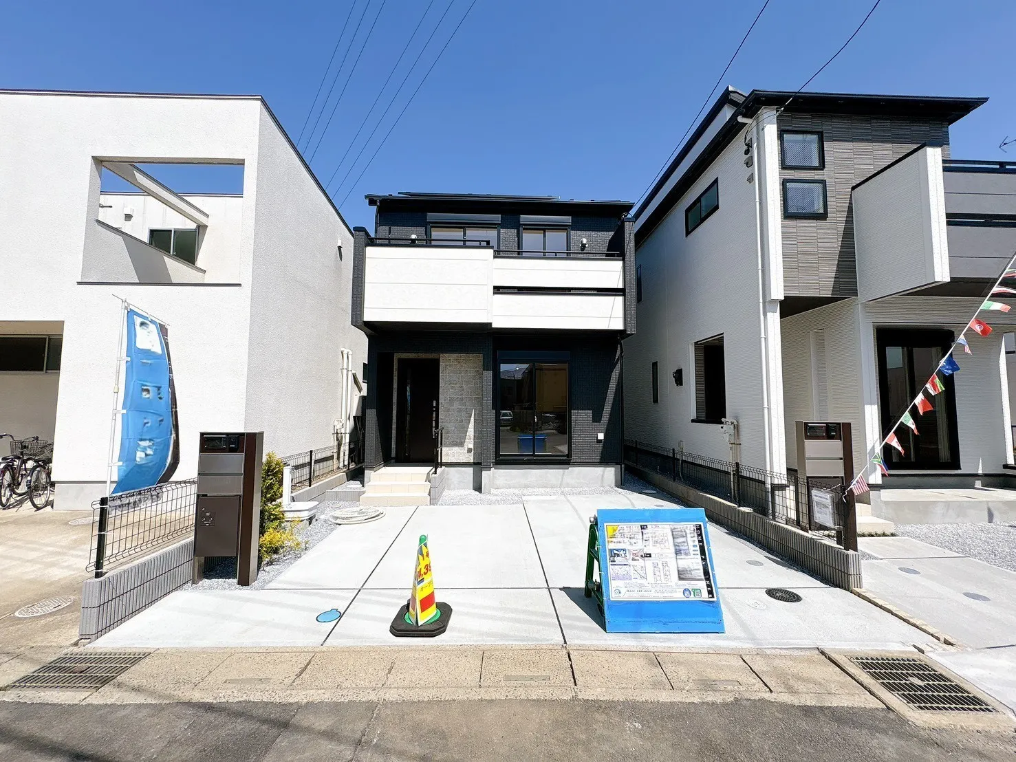 【外観写真】カースペース並列2台確保!お出かけや来客時も安心。ご夫婦それぞれの車利用や来客時も安心。忙しい朝や雨の日もストレスなく出発・帰宅が可能です♪