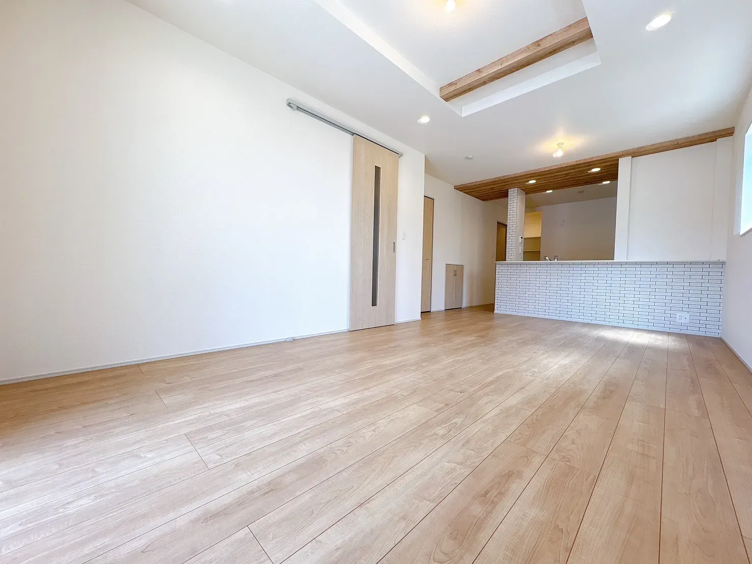 【2号棟LDK(17.83帖)】アクセントクロス&折上天井を施した開放感のあるLDK。心地よい空間で、ゆったりと家族団欒のひとときをお過ごしいただけます。