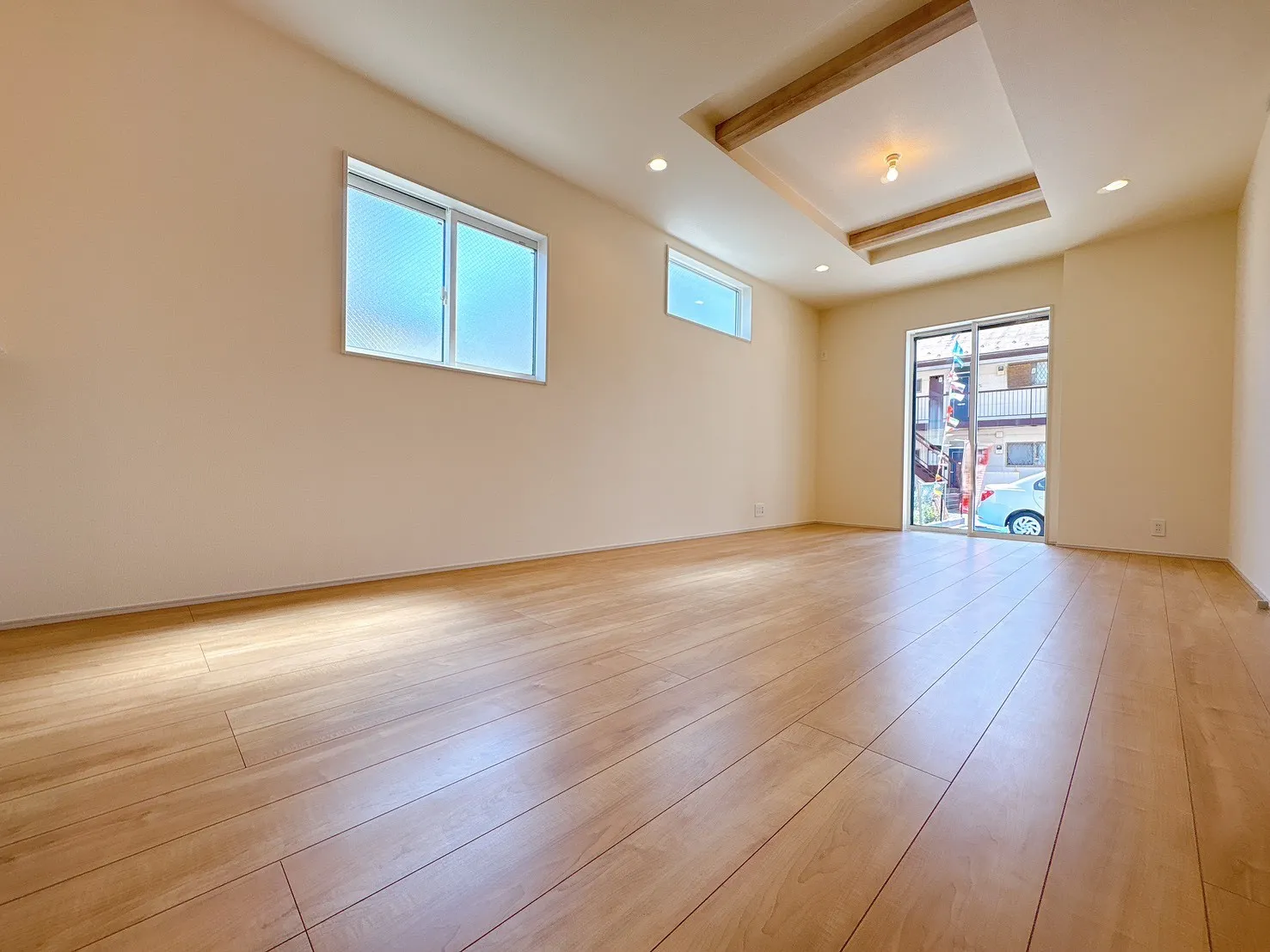 【2号棟LDK(17.83帖)】陽当たり良好な明るく開放感のあるLDK。16.00帖の広さを確保しているため、レイアウトの自由度が高く、大型家具も無理なく配置可能です。
