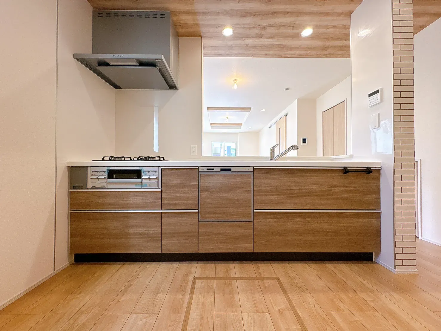 【2号棟キッチン】システムキッチンには、家事負担を軽減する食器洗乾燥機&グリル付き3口コンロを搭載しています。機能的な設備で家事負担を軽減◎
