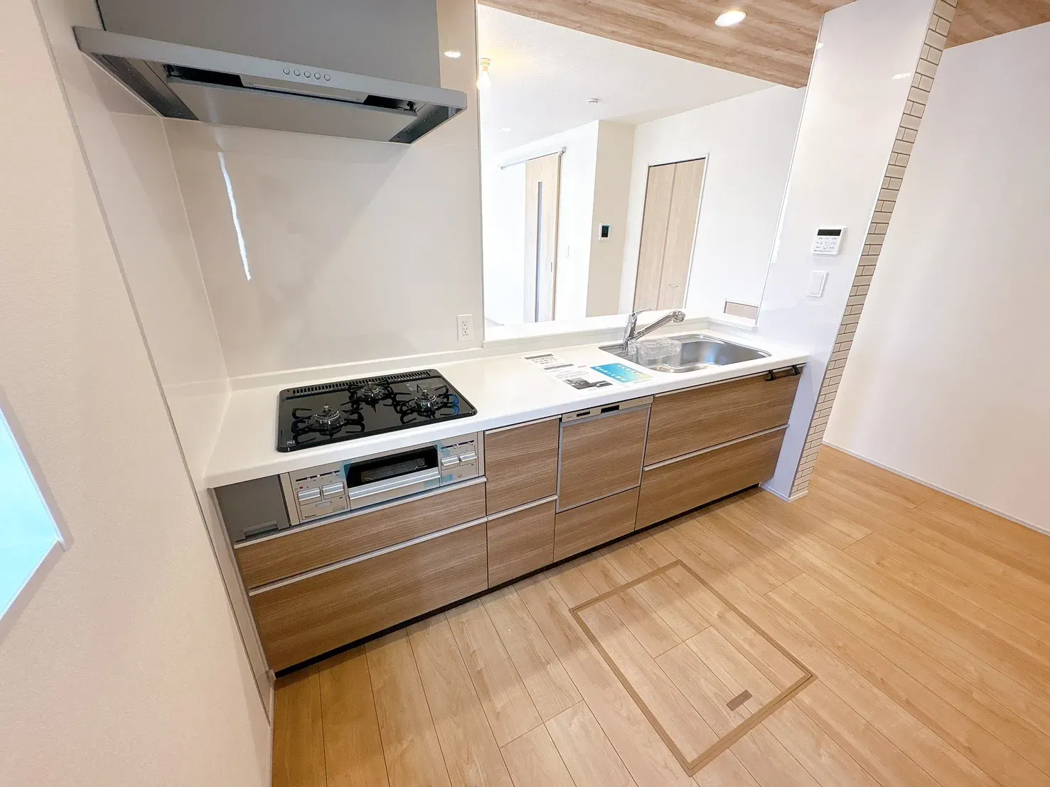 【2号棟キッチン】リビング全体が見渡せる対面キッチン◎LDKを一望できる、明るく開放感溢れるキッチンレイアウト!家族との会話が自然と生まれる設計です。