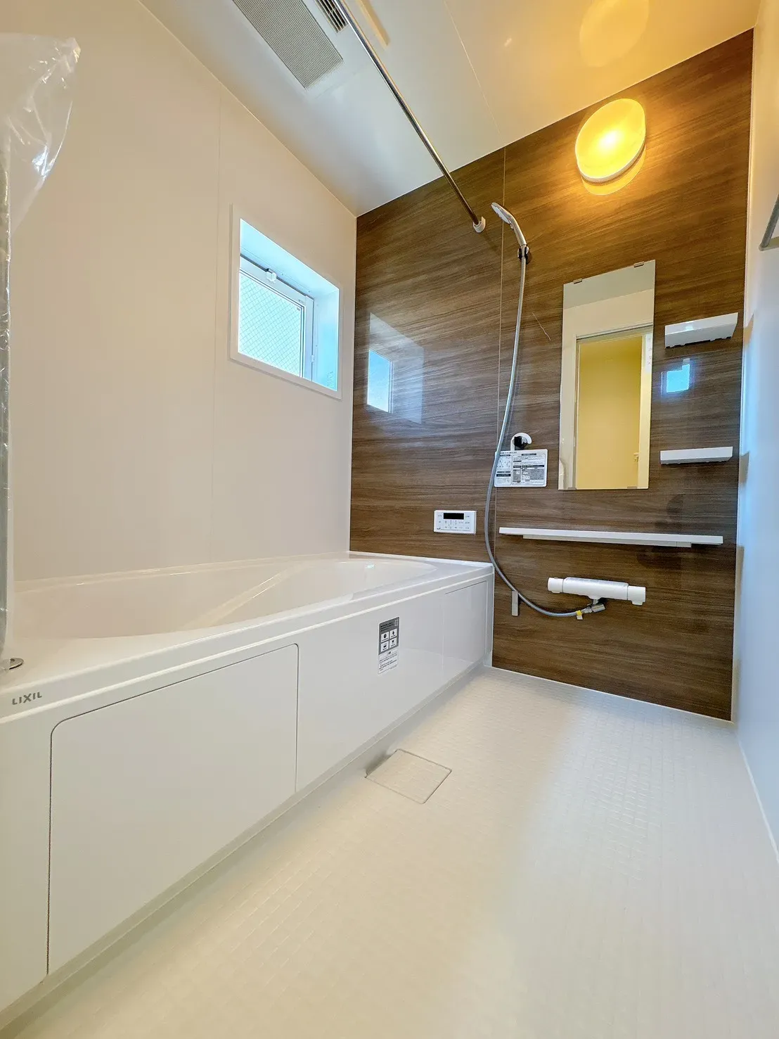 【2号棟浴室】雨の日や夜間の洗濯乾燥に便利な浴室換気乾燥機付きの浴室。ゆったりとした浴槽で、1日に疲れを癒していただける浴室です。洗濯物干しに便利な浴室換気乾燥機付き。