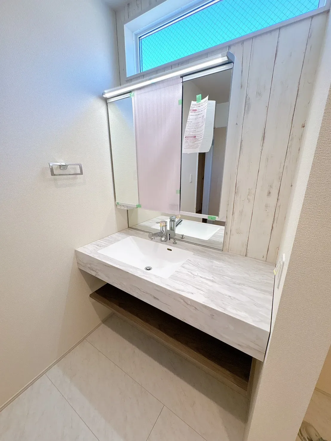 【2号棟脱衣所】オープンサニタリーirodori採用◎洗練されたデザイン+清潔感を保ちやすいフルフラットカウンター。洗面室は玄関からLDKへの動線上に配置しており、帰宅時の手洗いもスムーズに行えます。