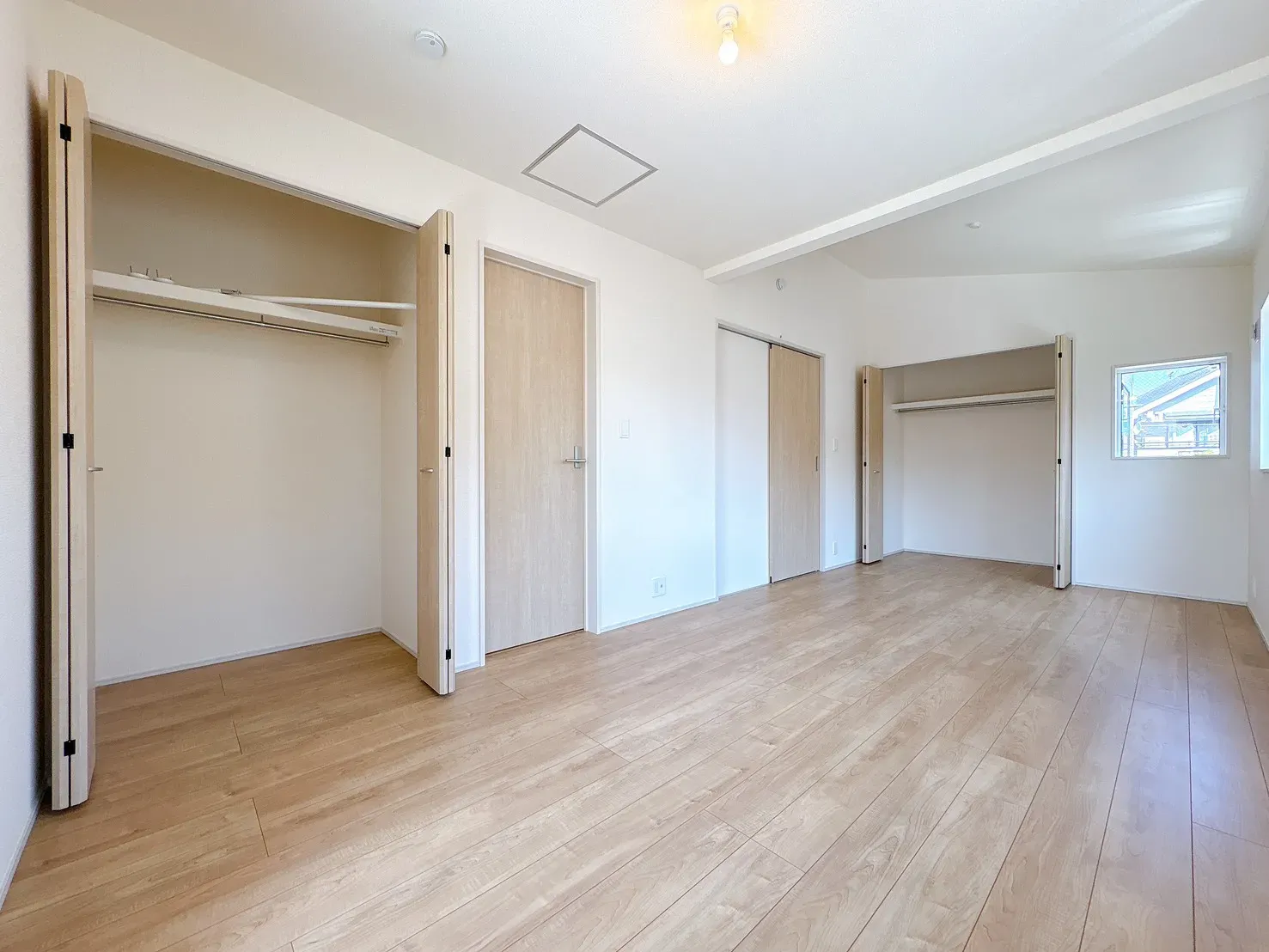 【2号棟洋室(9.75帖)】将来こども部屋として1部屋を2つの部屋にアレンジできるフレキシブルルーム※将来2部屋として利用の場合、間仕切壁工事は有償となります。