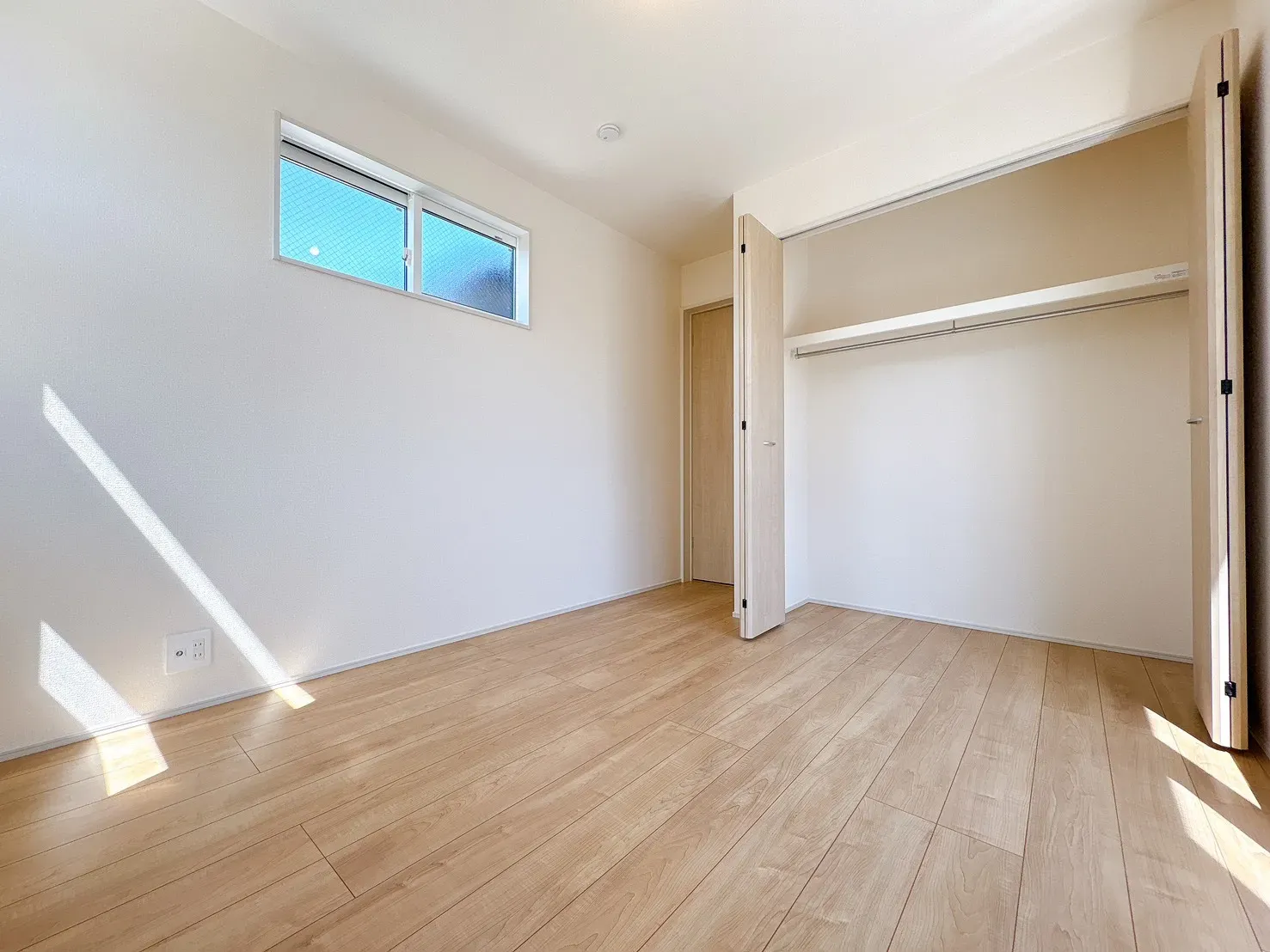 【洋室(5.25帖)】使い勝手の良いサイズのお部屋で、様々な用途でご利用可能◎扉付きのクローゼットが備わっており、身の回りの物をすっきり整理できます。