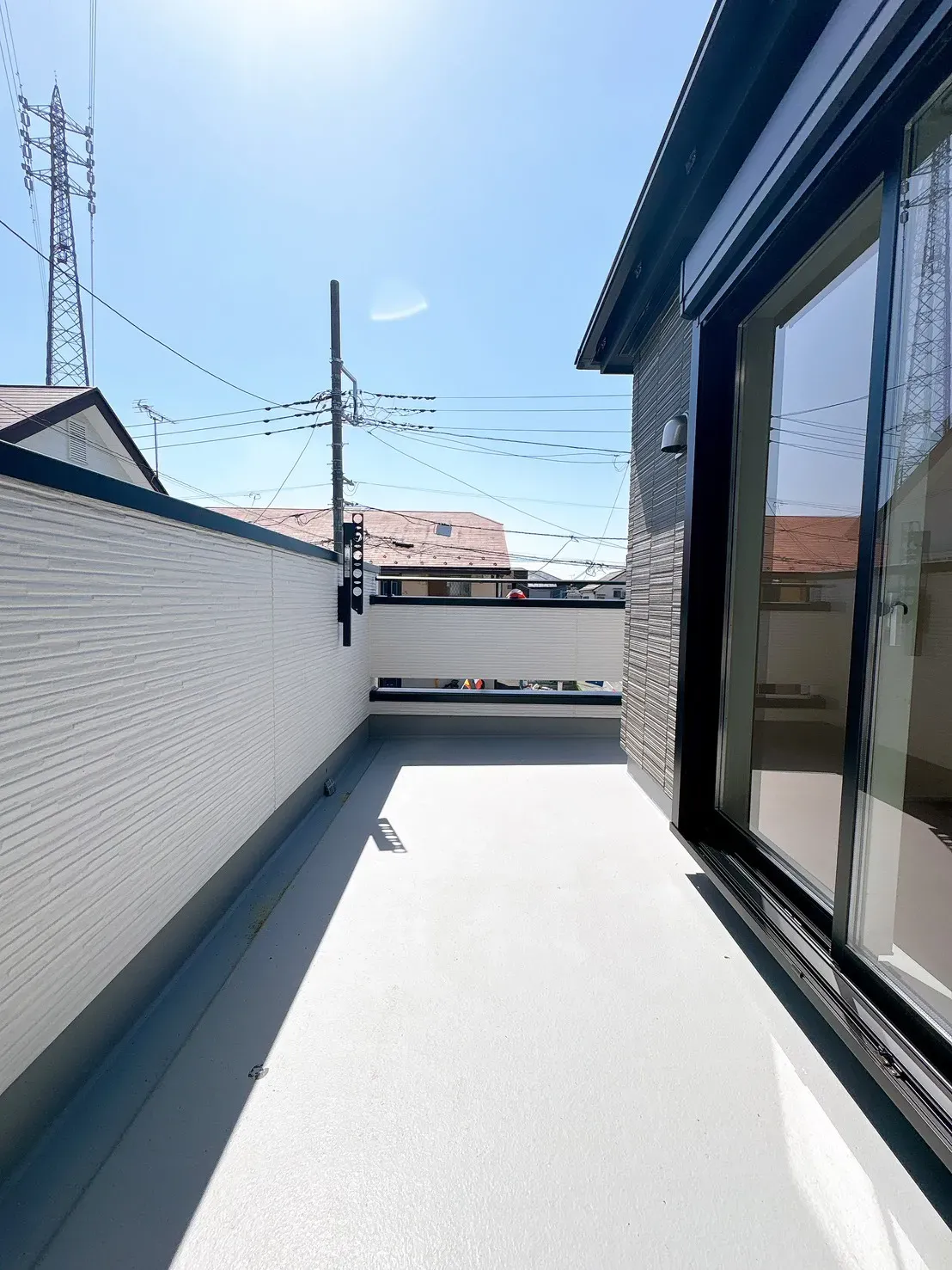 【2号棟バルコニー】2部屋の洋室から行き来可能な続きワイドバルコニー♪洗濯物やお布団もゆったり干せる広さを確保。家族の暮らしにゆとりを生む、機能性と快適性を兼ね備えた空間です。