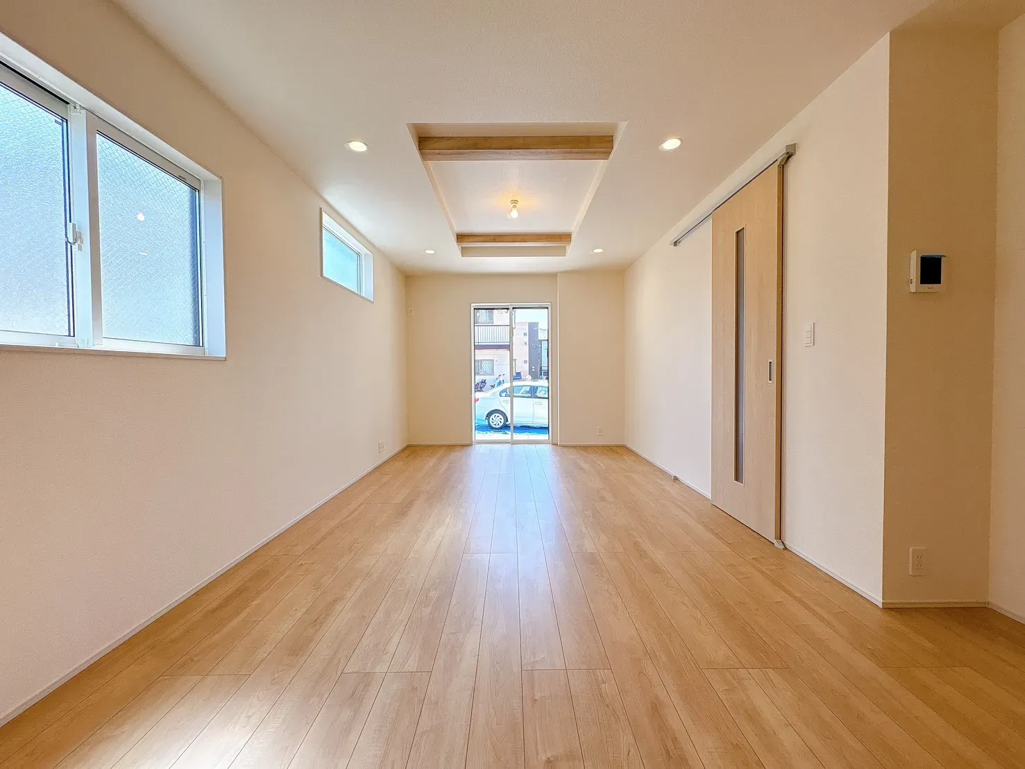 【2号棟折上天井】開放感を演出する折上天井。天井に立体感を持たせることで、空間に広がりと上質感をプラスしています