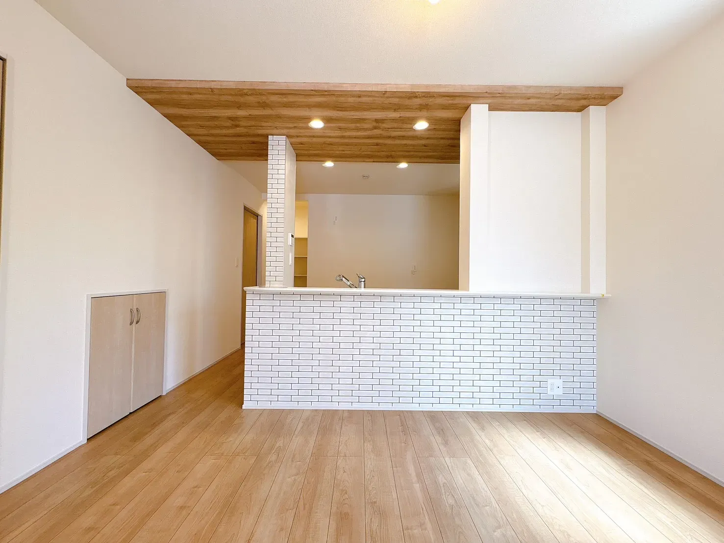 【2号棟キッチン前面】ポップアップ天井×アクセントクロスでメリハリのあるLDKに。立体感のあるデザインと、印象的なクロスが調和し、洗練された住空間を演出◎