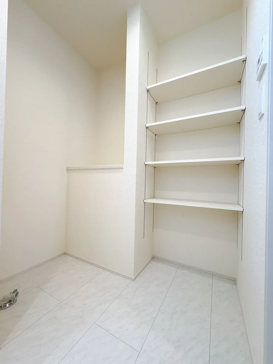 【2号棟脱衣所】高さ調節可能な可動棚付きのサニタリー収納◎洗剤やタオル、リネン類を用途に合わせて無駄なく整理でき、洗面室をすっきり保てます。白を基調とした明るく清潔感のある空間で、快適な身支度時間を叶えます。