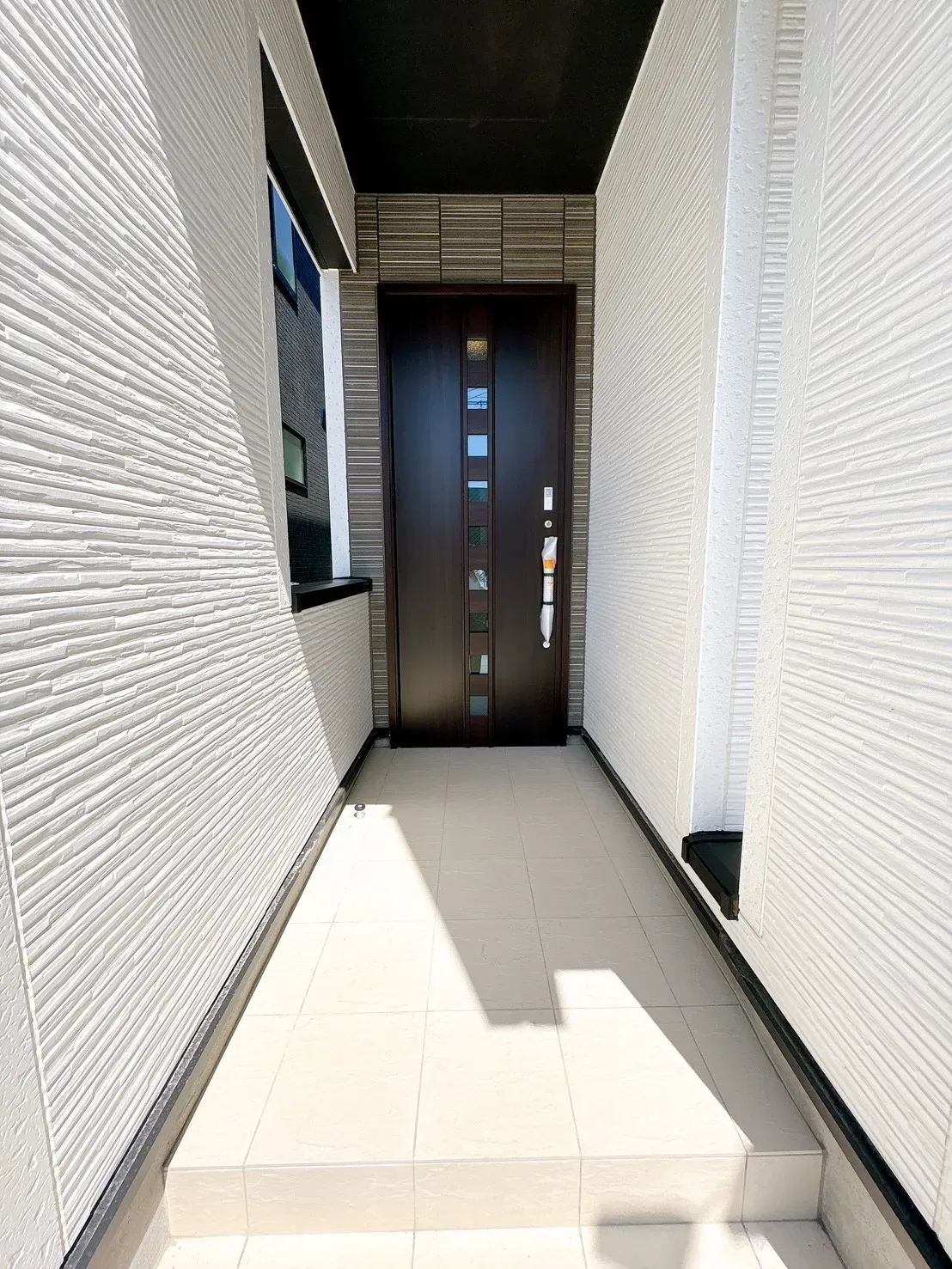 【2号棟玄関】らくらく施解錠のスマートキーです♪荷物で手がふさがっている日も、ストレスなく出入り可能です。