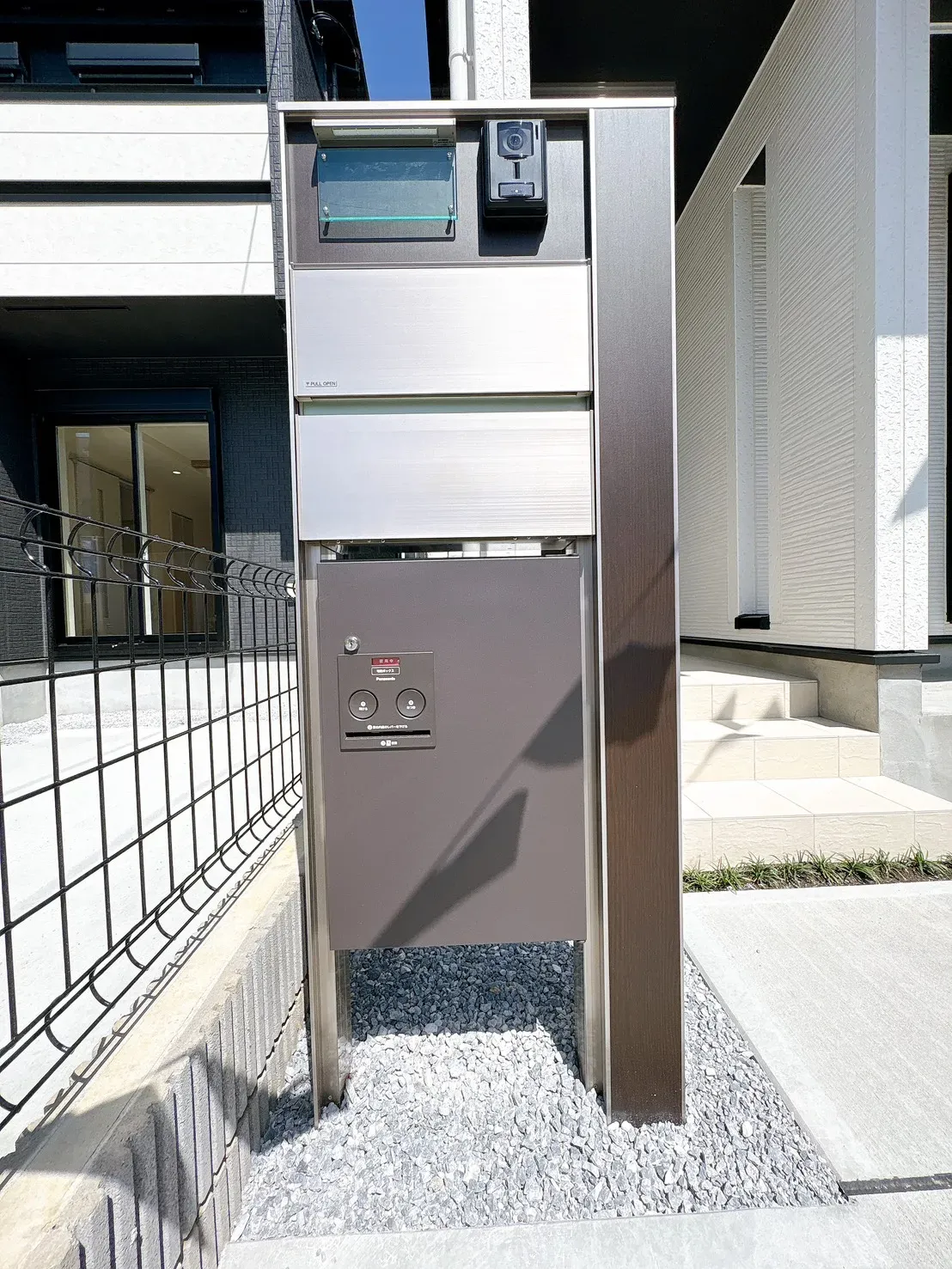 【2号棟玄関設備】テレビモニター付きインターフォンで来訪者を映像で確認できる安心設計。ポスト一体型の為に、外構回りもすっきとした印象です。