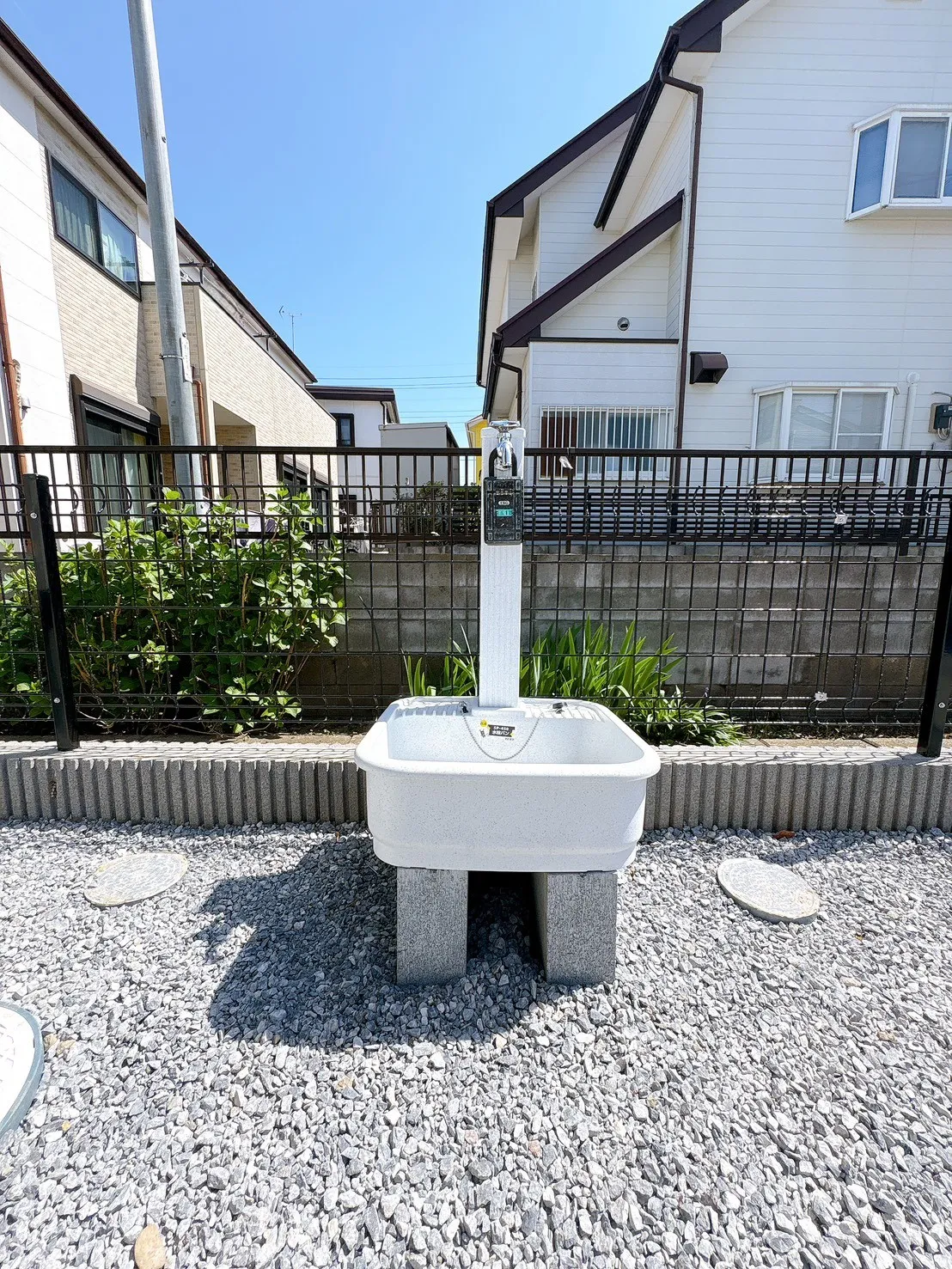 【2号棟外水栓】外まわりの清掃や植栽の水やりなど、日常使いに重宝する設備です。