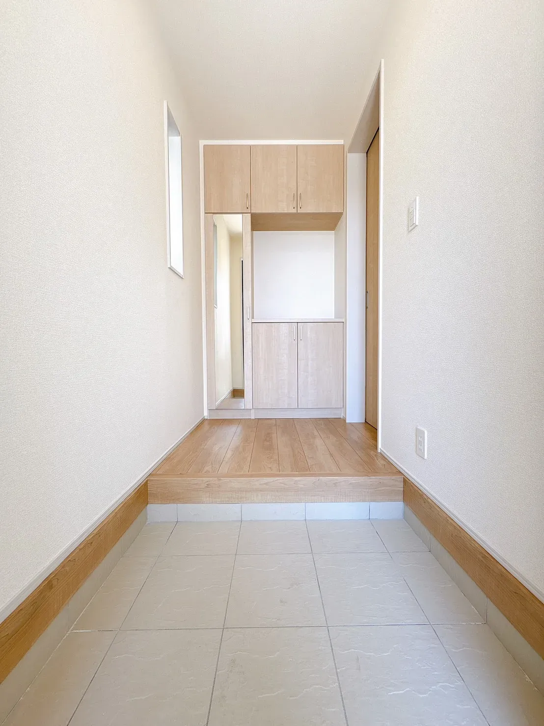 【2号棟玄関】ゆとりある広さの玄関です!シューズボックスは、姿見付きのため、外出前の身だしなみチェックが可能◎