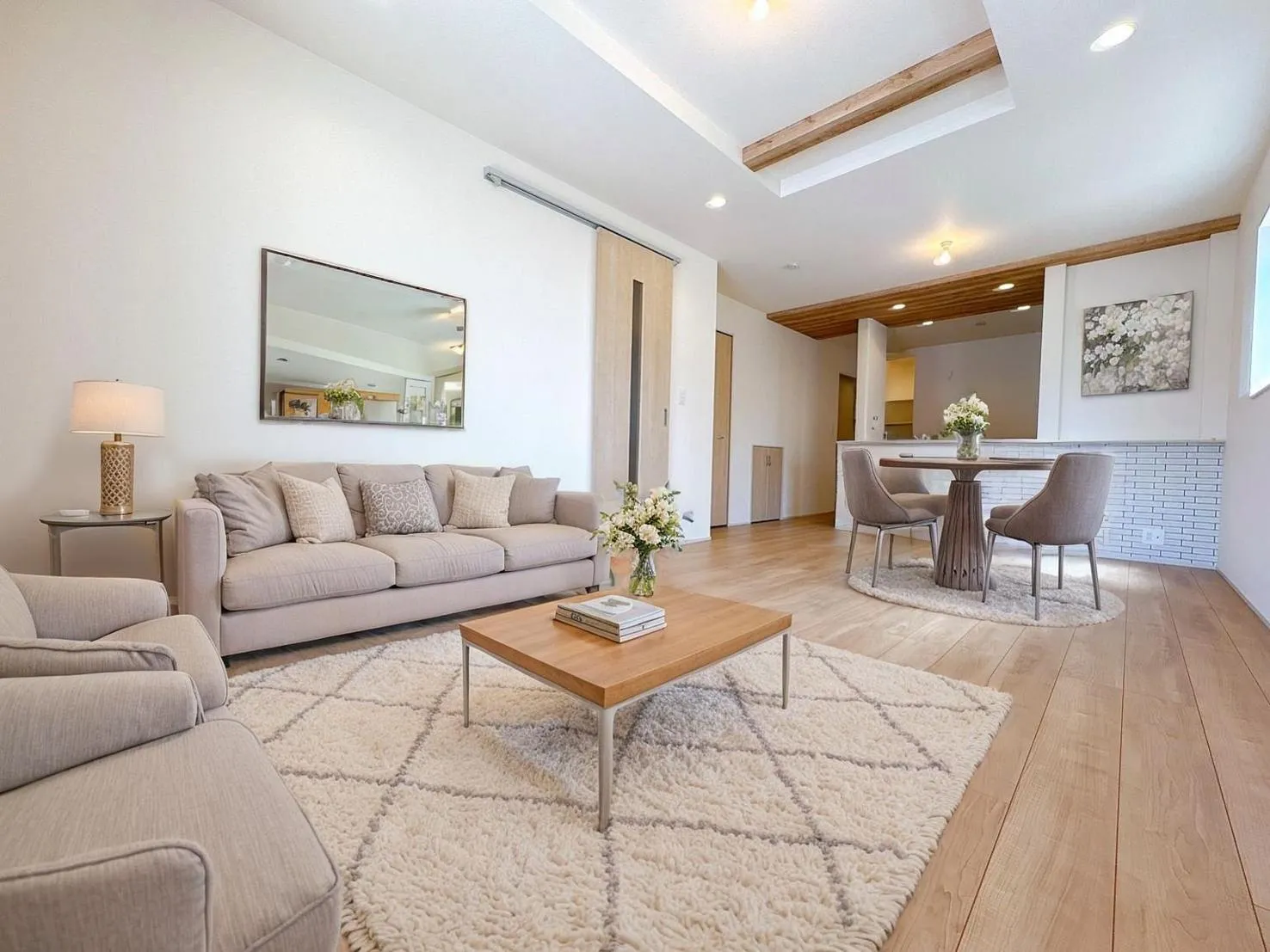 【リビング】ゆったりリビング!シャッター、折上天井と設備も充実です♪