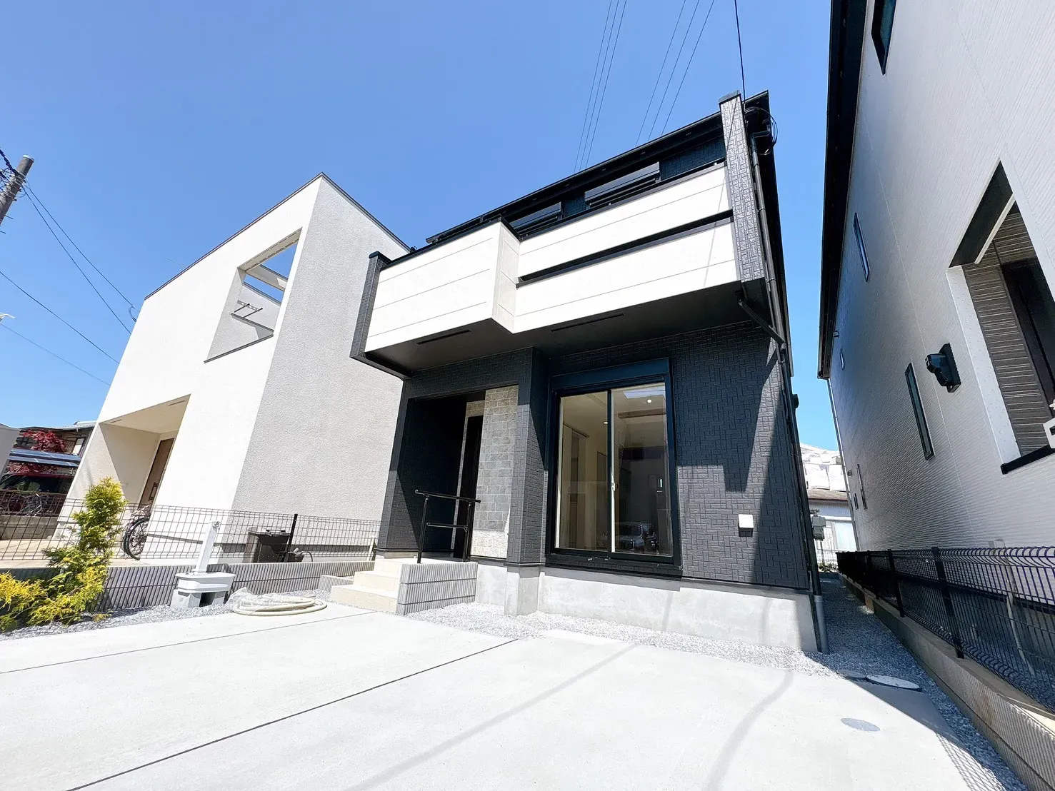 【外観写真】制震ダンパーを搭載した、地震に強い住まいです。地震の揺れを吸収し、建物へのダメージを軽減してくれる特徴があります。