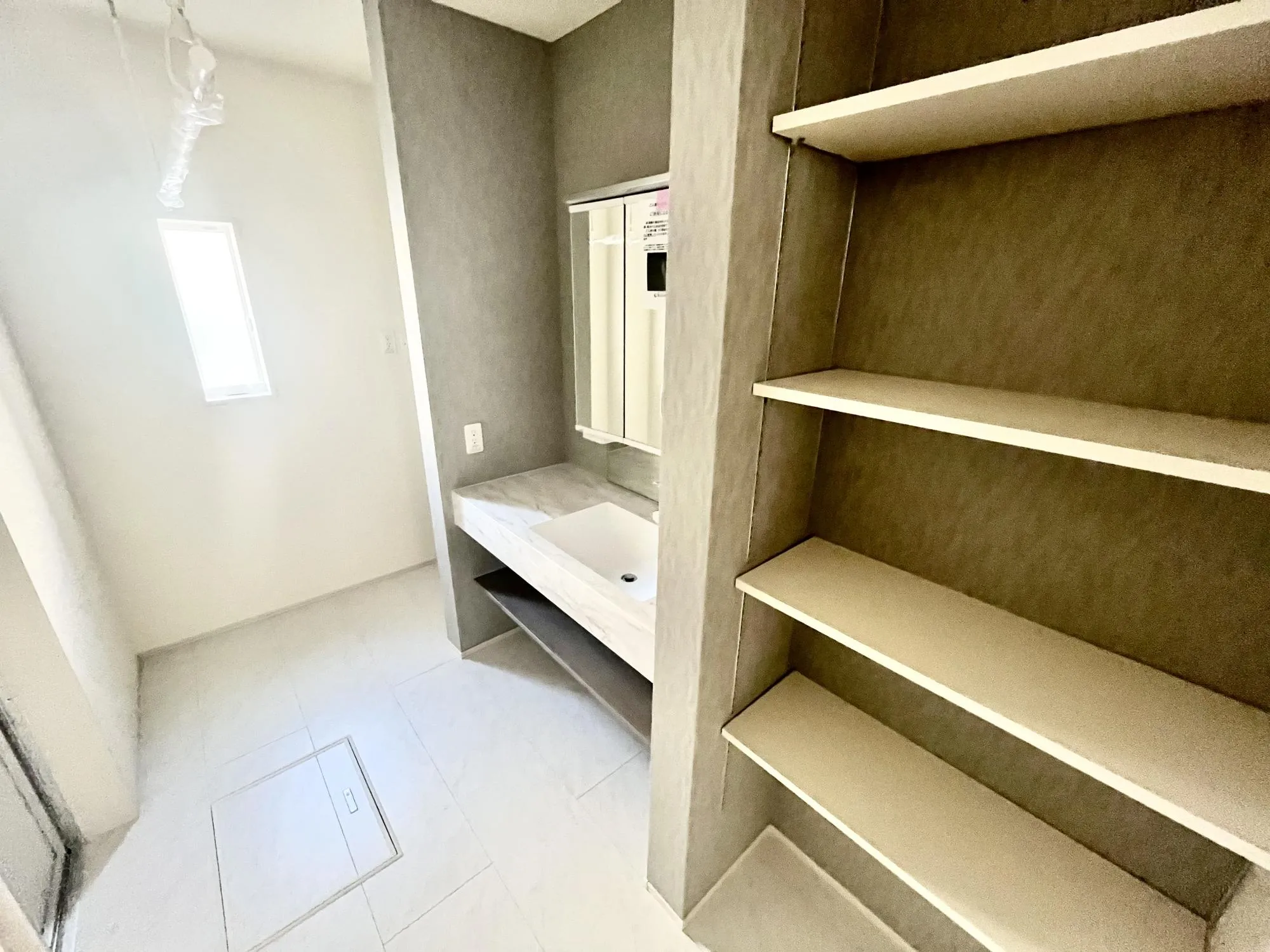 脱衣所は収納豊富なのでスッキリとした空間に【①号棟】