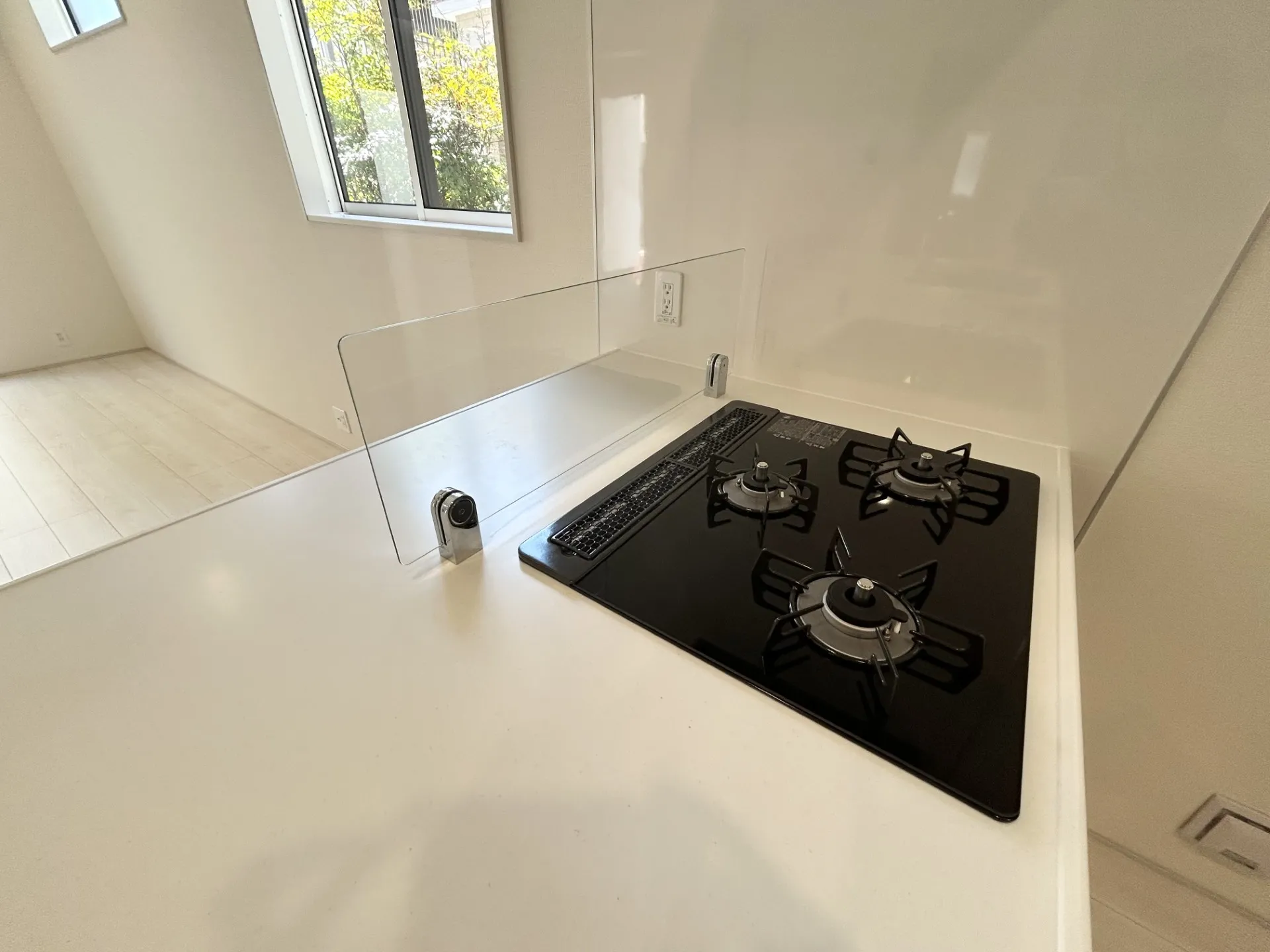 油跳ねガード付きの三口コンロ【1号棟】