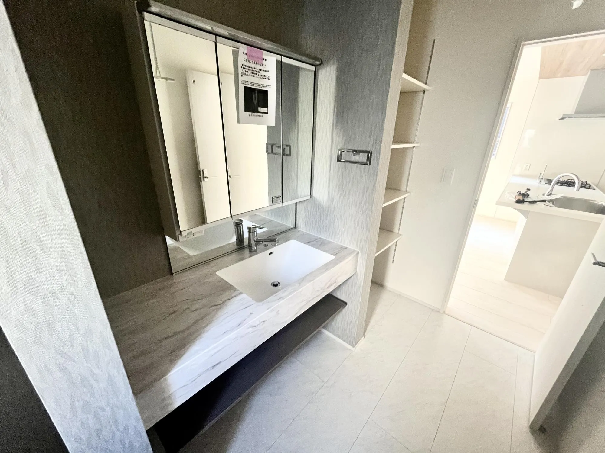 広々洗面台で朝の準備もスムーズに【①号棟】