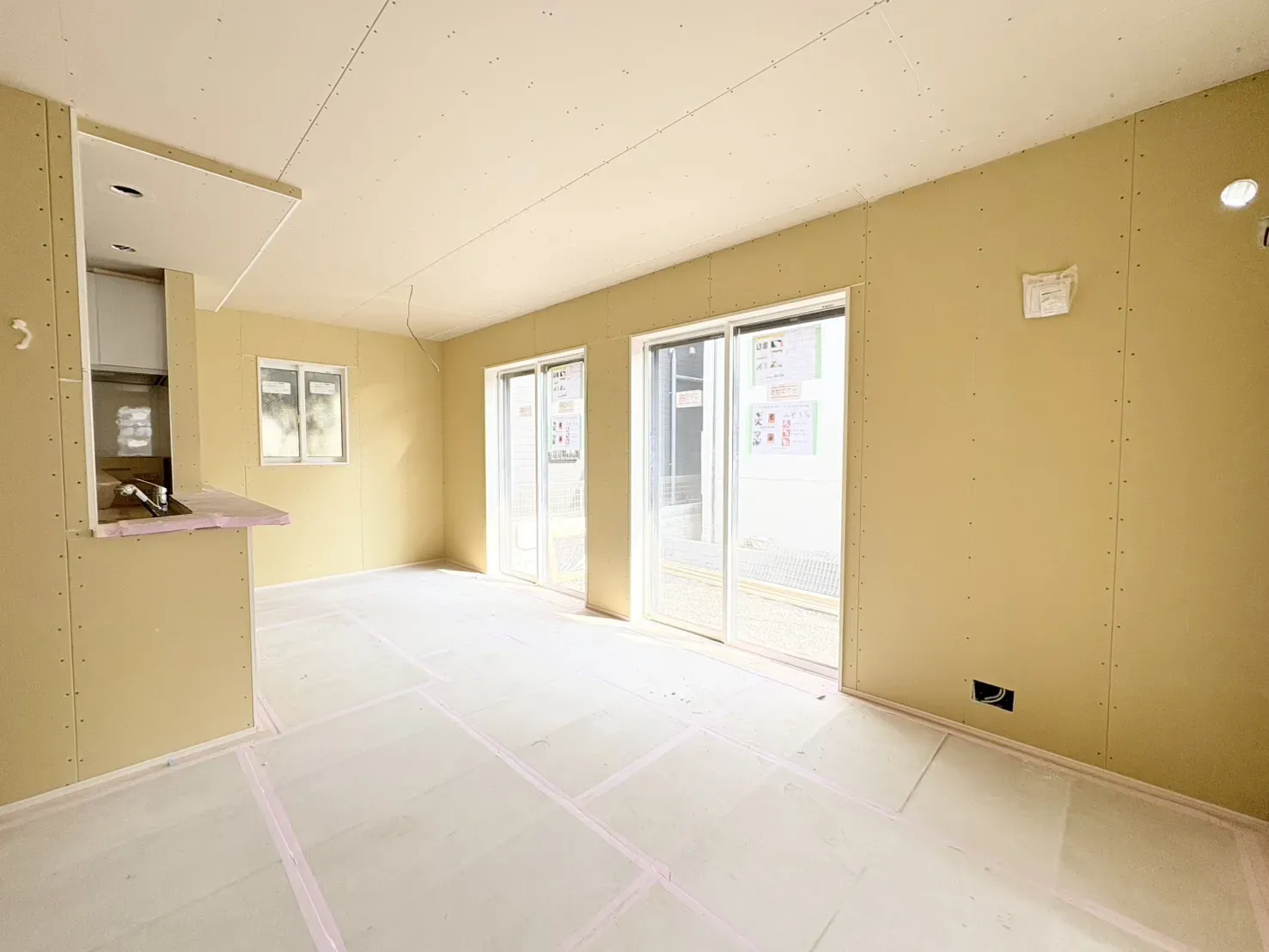 【LDK:16.25帖】
隣接する洋室とつなげて使えるLDKは広々としており、使いやすさ重視の間取りとなっております!
南側から暖かい陽光が差し込み、明るく静かで過ごしやすい住環境がポイントです!
