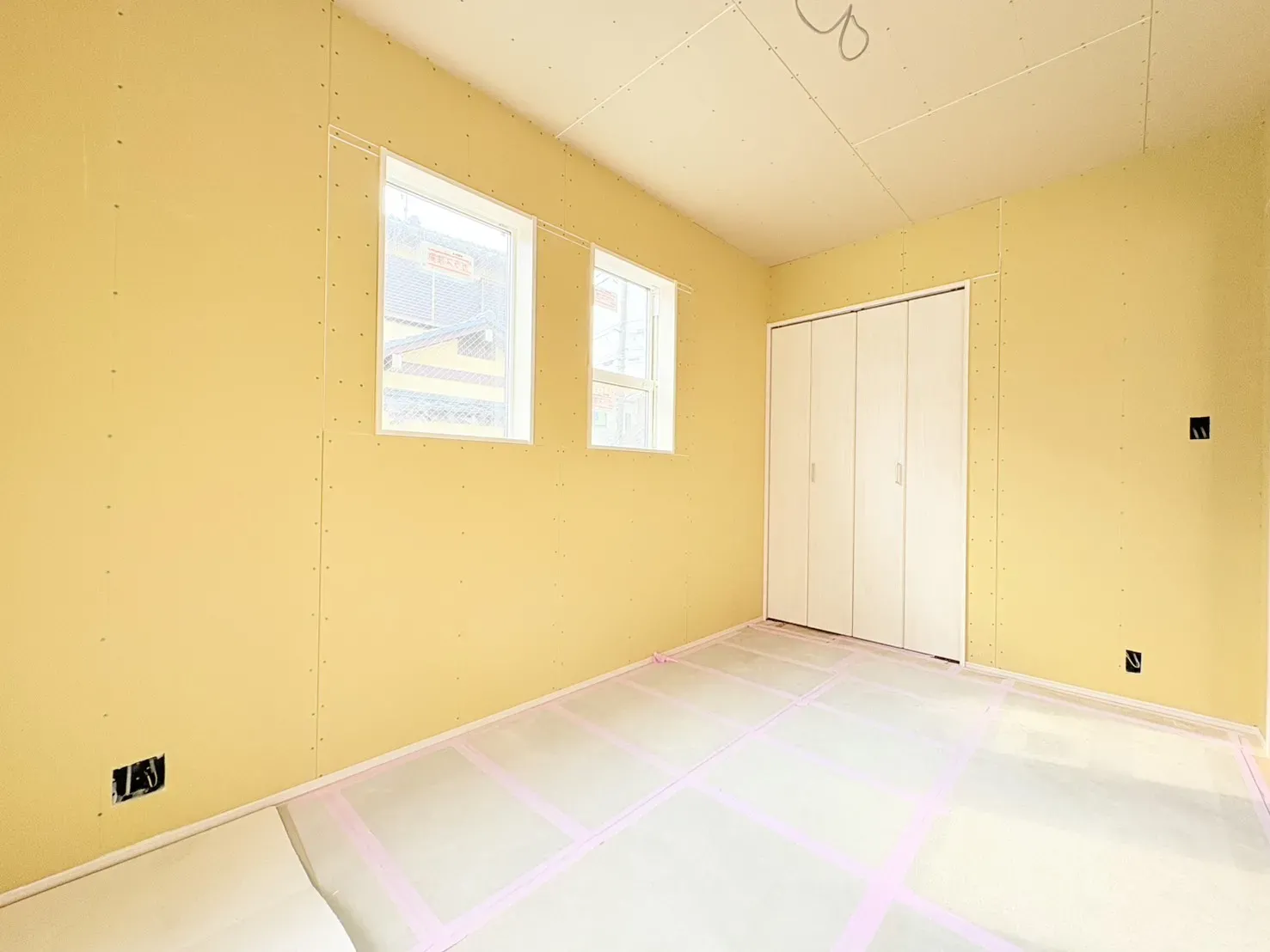 【洋室:5帖】
1階のLDKに隣接する洋室です。
状況に併せてLDKとつなげるか、部屋として使うか、使い方を分けられるのが最大のポイントです!