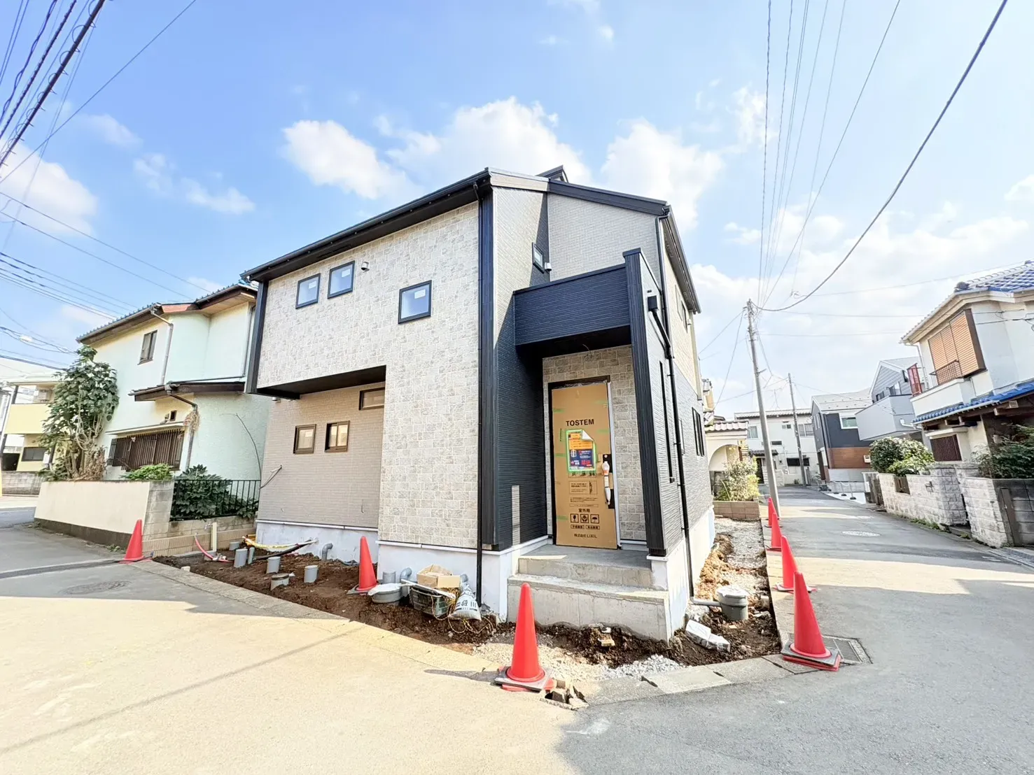 【外観】
全棟敷地面積129m2越えの新たな分譲地です。また、東栄住宅では統一感のあるカラーリングを採用し、ただの建売にはない、デザインを目指しております。
