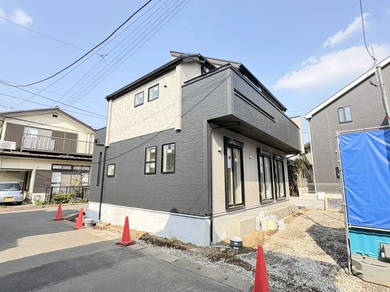 【外観写真】
角地に位置する物件の為、開放感があり日当たりも良好な限定一棟です!
