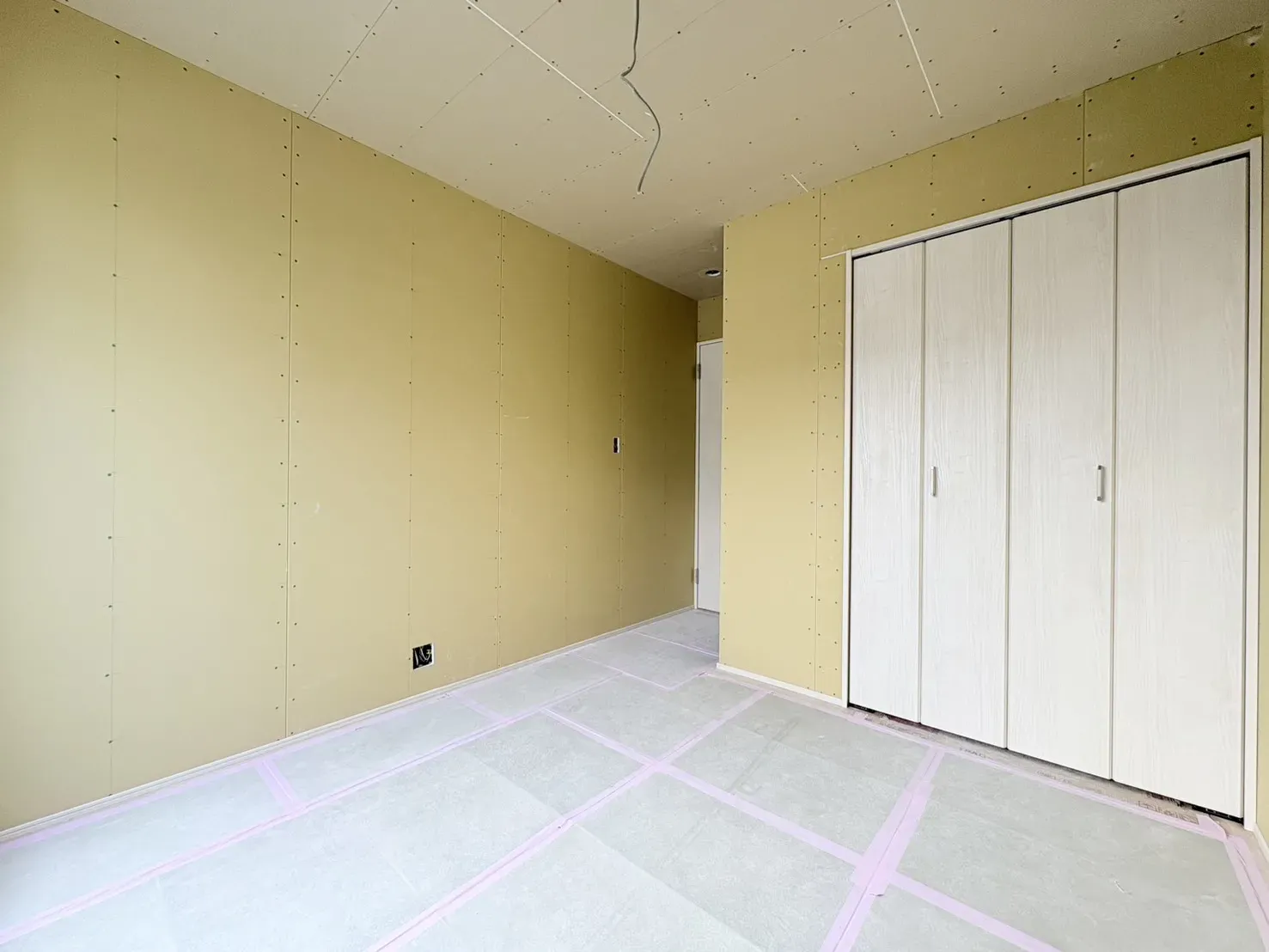 【洋室:5.25帖】
南向きで、日当たりも良好な5.25帖はお子様のお部屋にもぴったりで、収納も広めです!