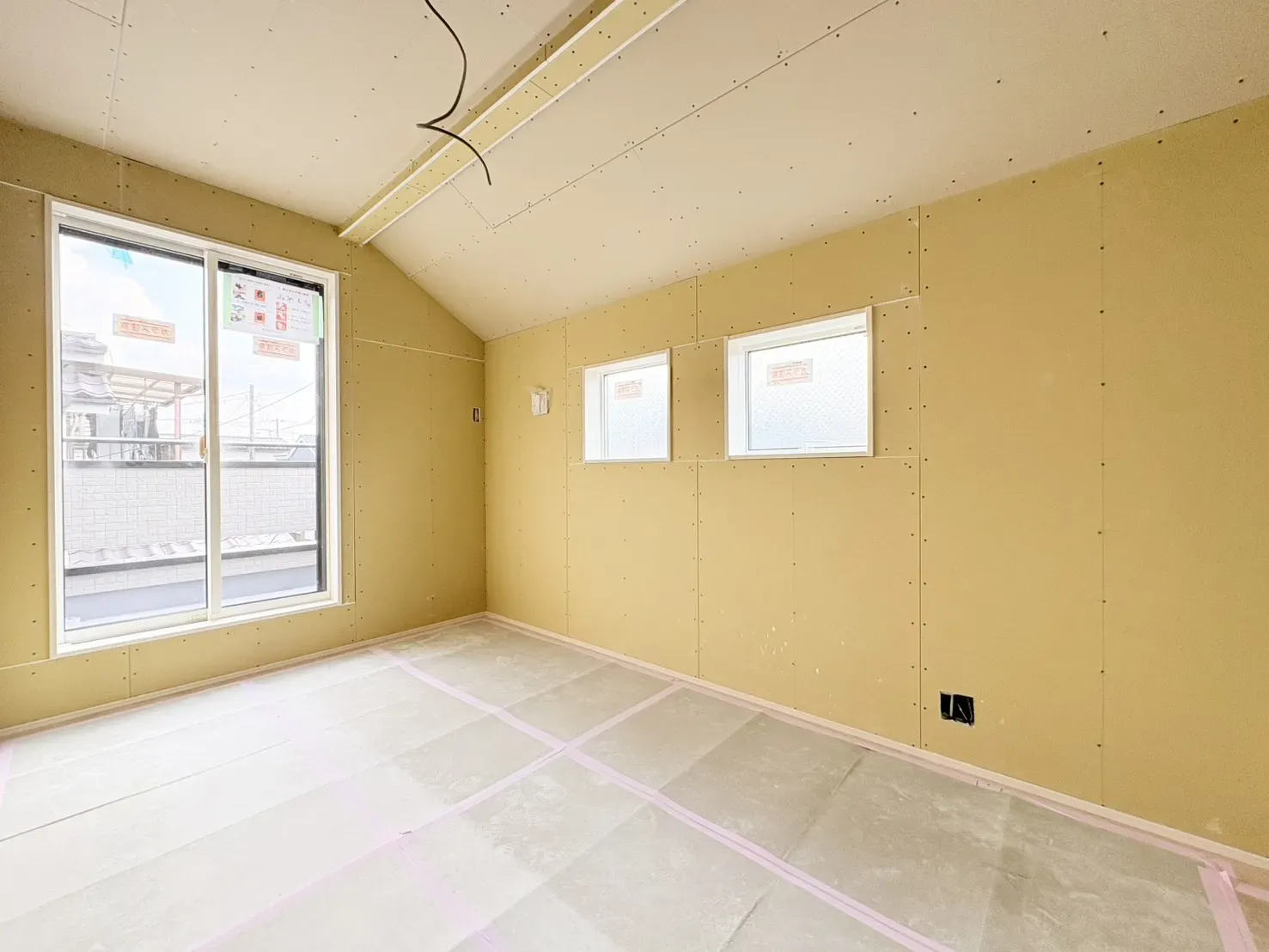 【洋室:5帖】
南向き、西側からの採光も確保できる二面採光の洋室です。
ワイドバルコニーより行き来可能です。