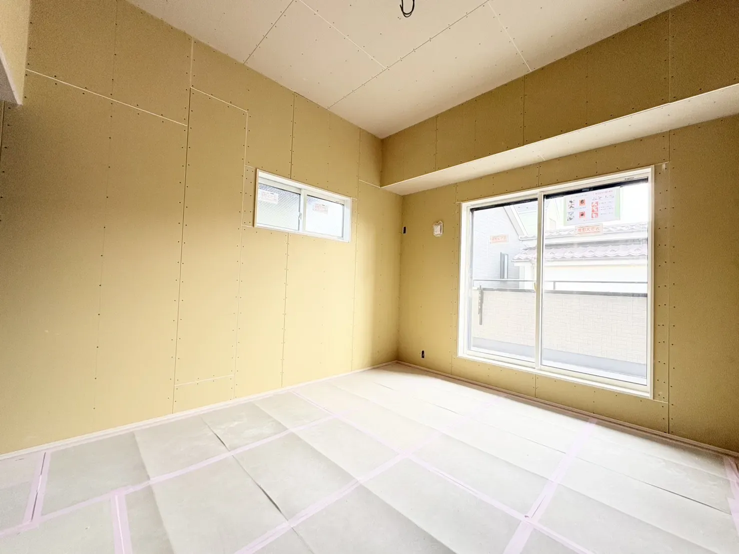 【洋室:7帖】
本物件主寝室は7帖と広々使うことができ、平天井は通常の天井よりも高く開放感にあふれております。
収納はウォークインクローゼットを採用し、すっきりと物が片付きます。